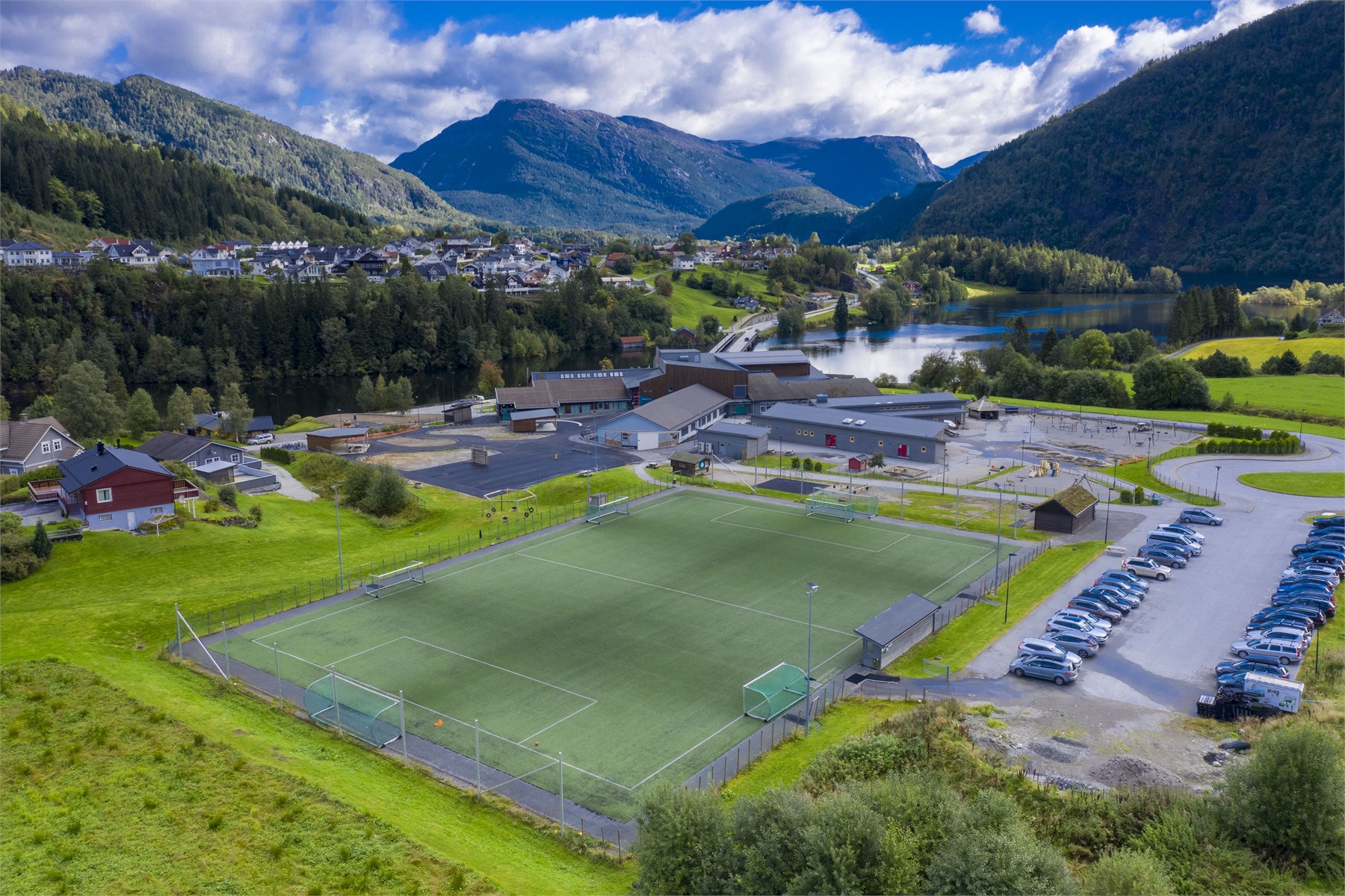 - Skole og barnehage ligger like ved. Til sentrum kan man i tillegg ferdes trygt på gangvei - 
