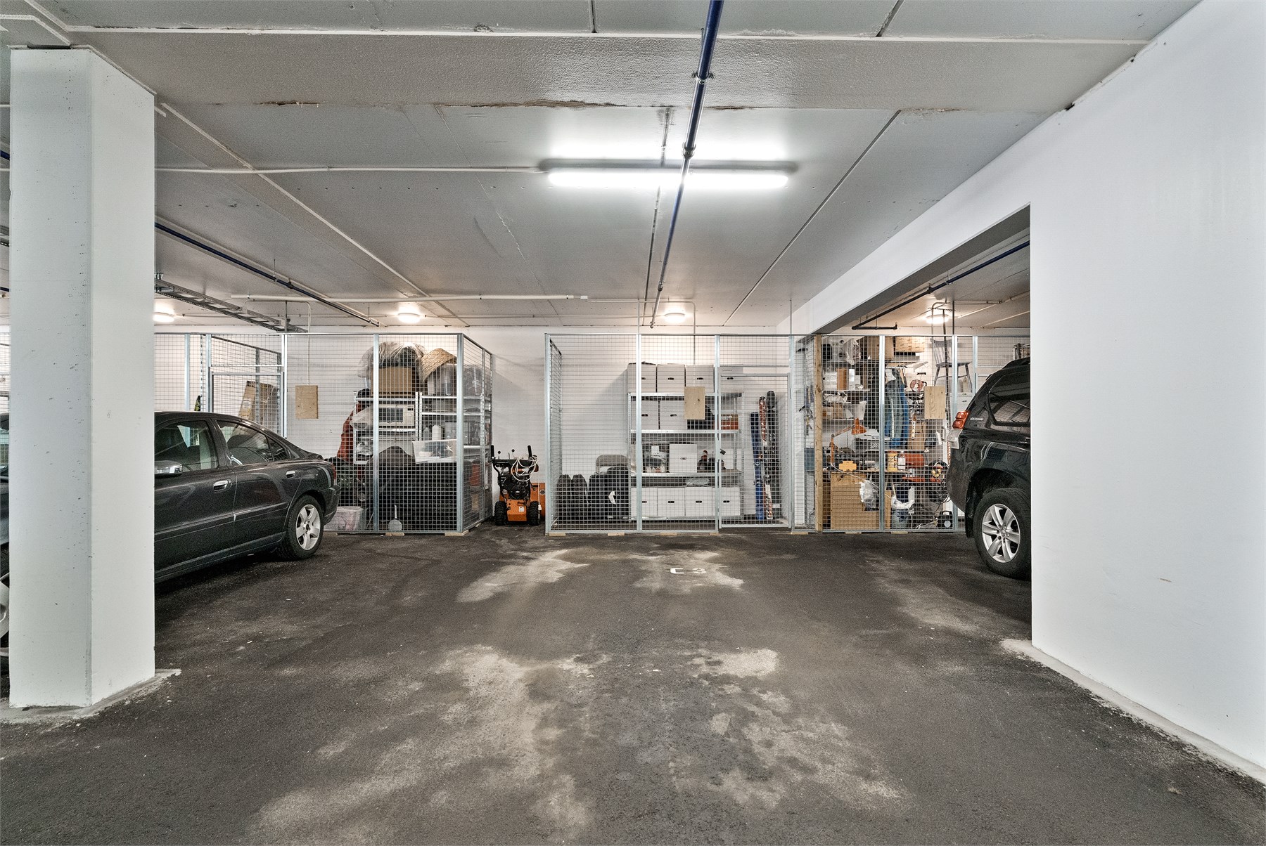 - Seksjonen har bruksrett til bod i kjeller på ca 5m2 samt parkeringsplass i garasje - 