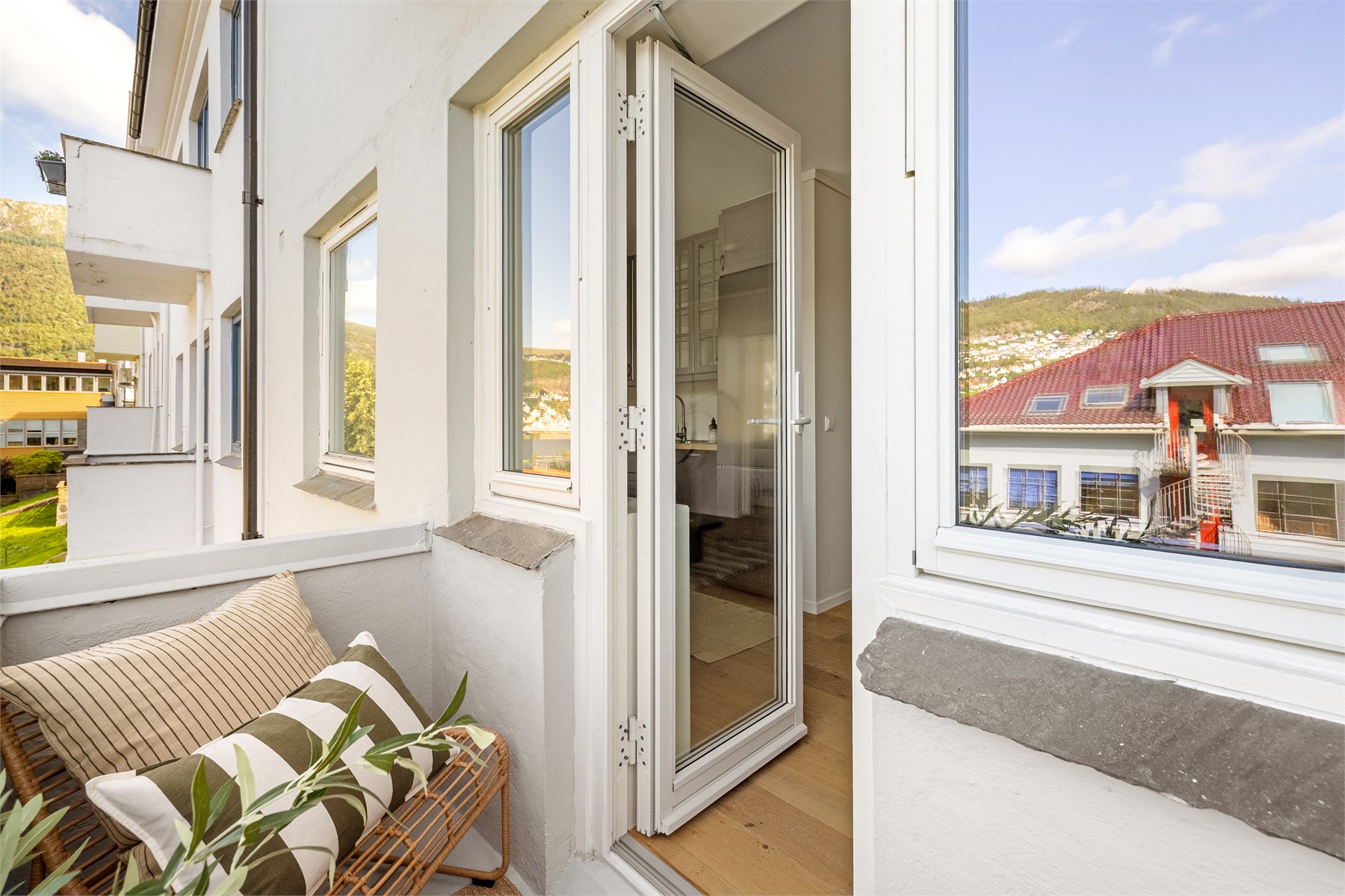 Direkte utgang fra stuen gjør balkongen til en naturlig del av oppholdsrommet i sommerhalvåret.