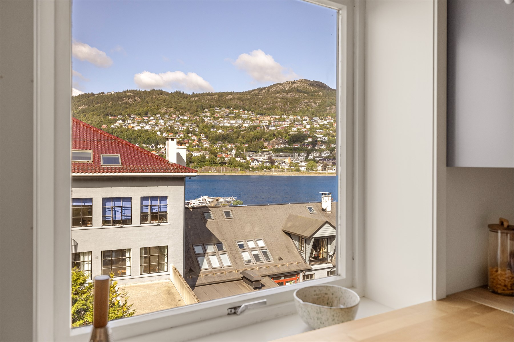 Også fra kjøkkenet kan du nyte den flotte utsynet mot Store Lungegårdsvann, Fløyfjellet og Kalfaret.