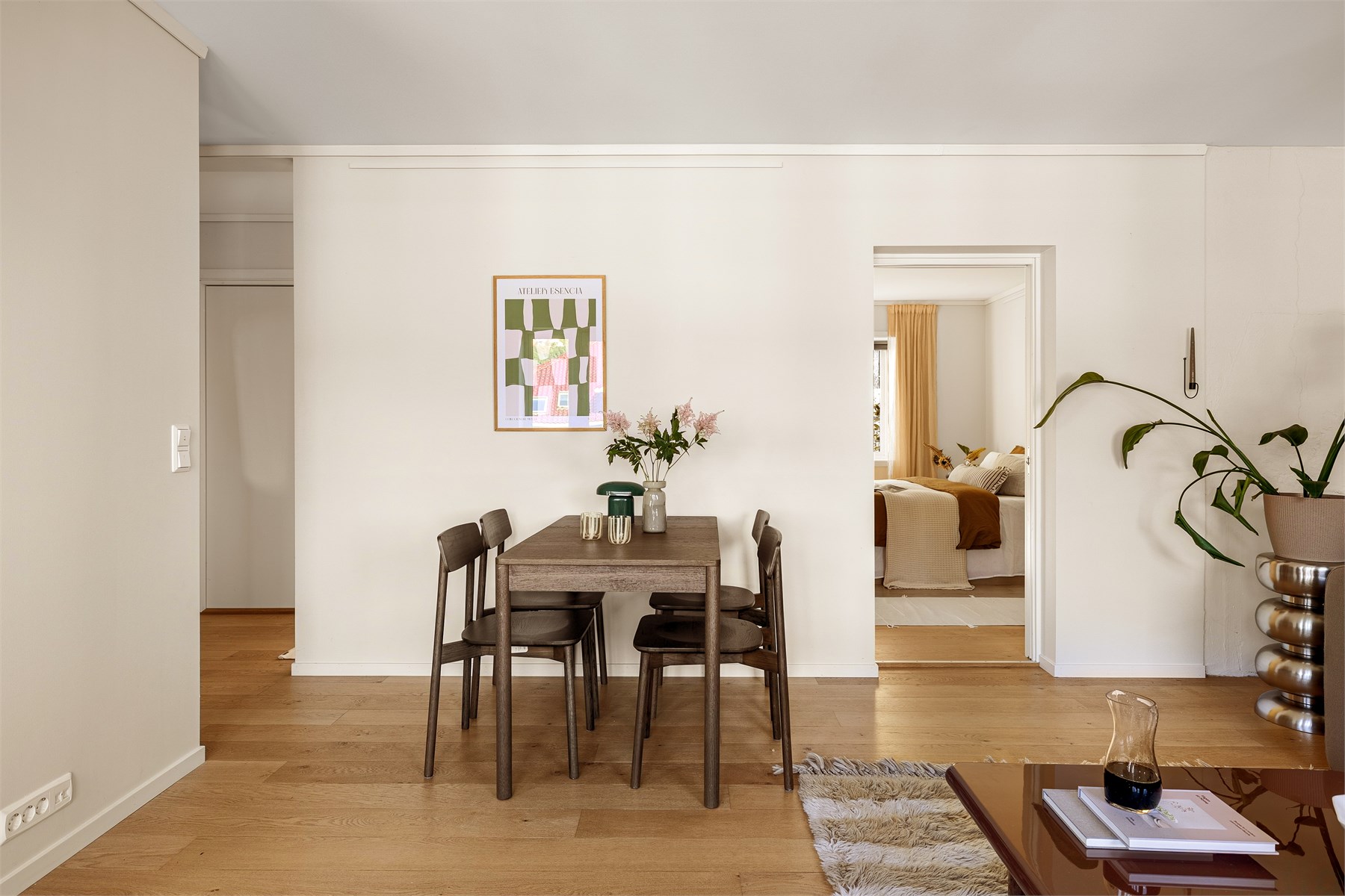 Det er god plass til å innrede med spisebord for hyggelige sammenkomster med venner og familie. 
