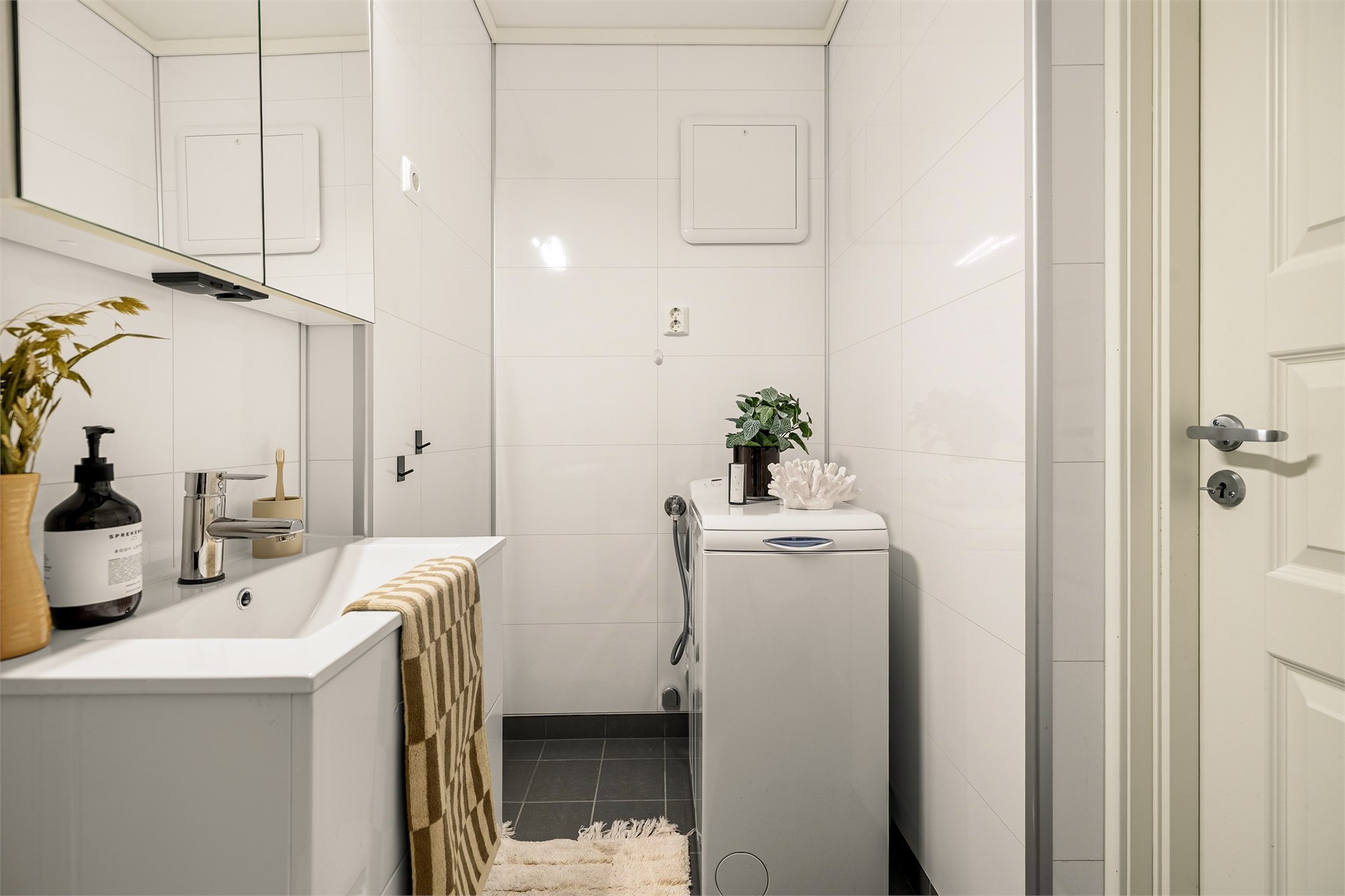 Et lyst og tidløst bad med behagelige varmekabler i gulvet og rør-i-rør-system. Badet ble oppgradert i 2015.