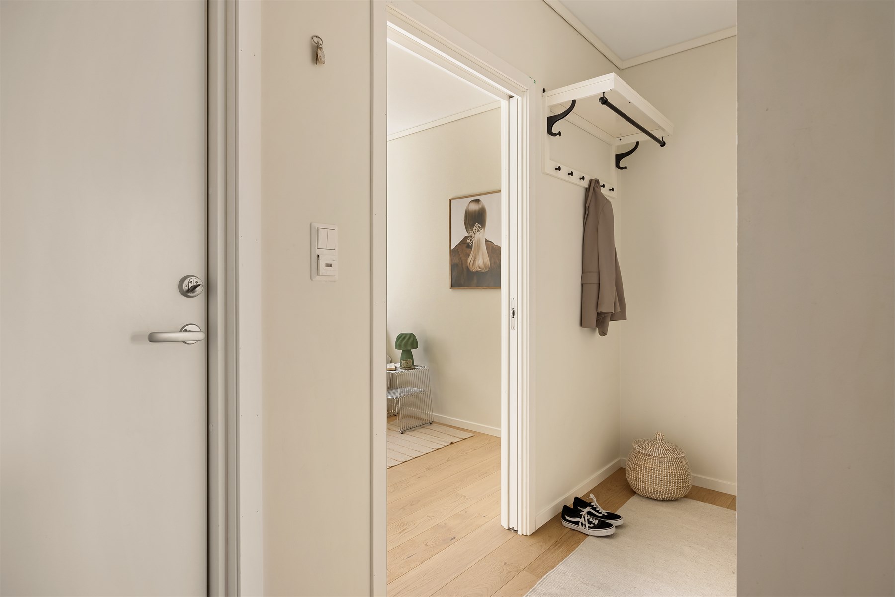 Her er det god plass til å henge fra seg yttertøy og oppbevare sko. Leiligheten disponerer også en egen bod for ytterlige oppbevaring i kjelleren. 
