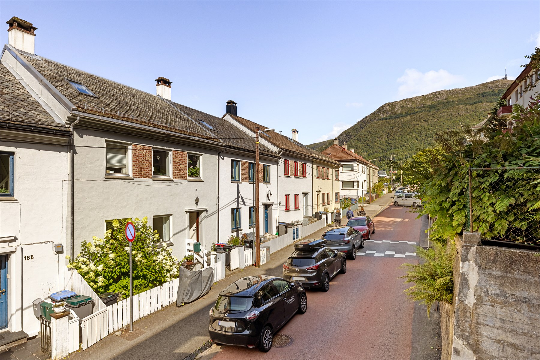 Et sjarmerende og etablert nærområde med klassisk bergensbebyggelse og fjellene som flott bakteppe.