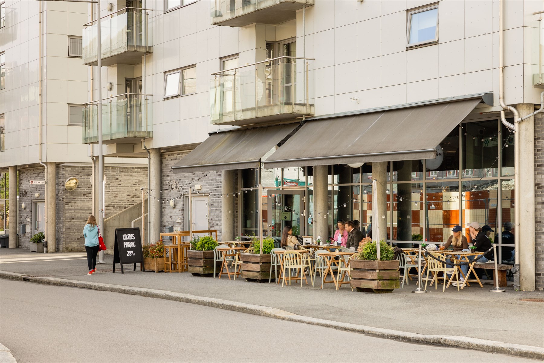 Det er flere populære spisesteder og restauranter i nærområdet som blant annet Møllendal Fetevare, Bien Bar, Bien Snackbar, Ostra Restaurant og Godt Brød.
