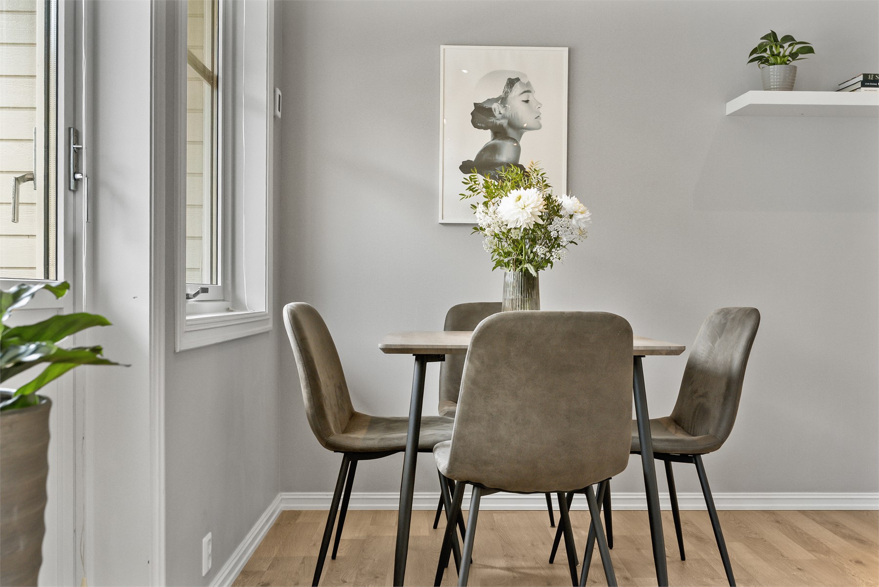 - Fra kjøkken er det utgang til delvis overbygd veranda på 6m2 - 