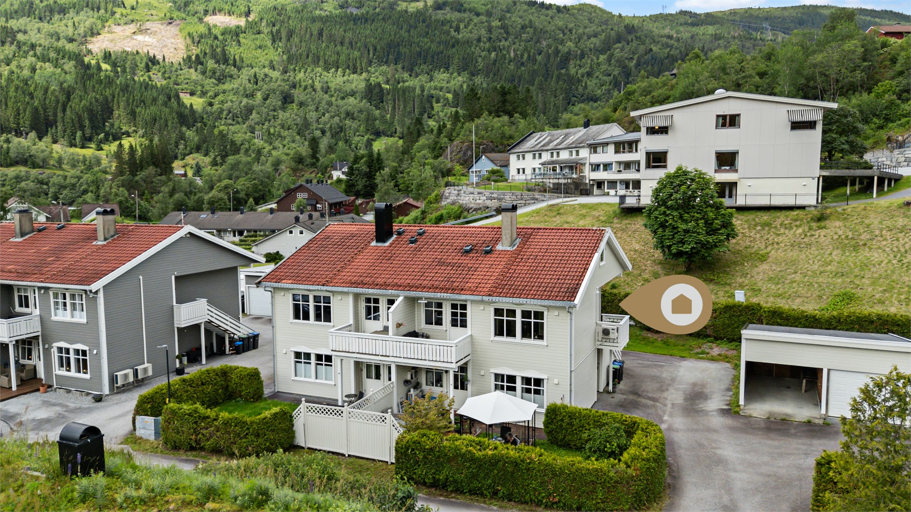 - Leiligheten ligger i byggets 2.etg -