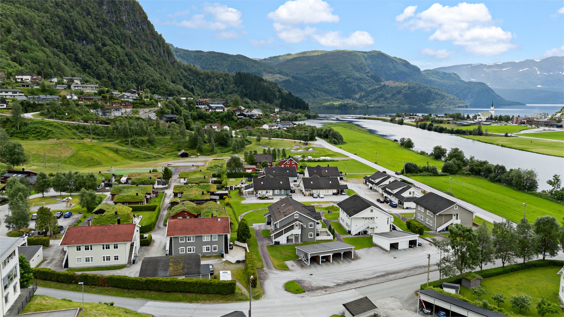 - Det er fine turmuligheter i området samt kort vei til butikk, barnehage og skole -