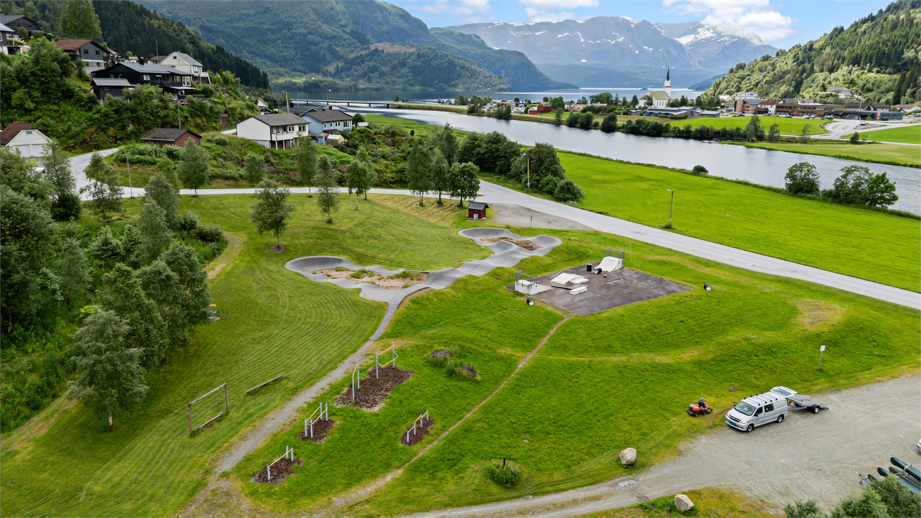 - Kort vei fra eiendommen ligger Øyra-Løken nærmiljøanlegg med blant annet fotballbane og pumptrack - 