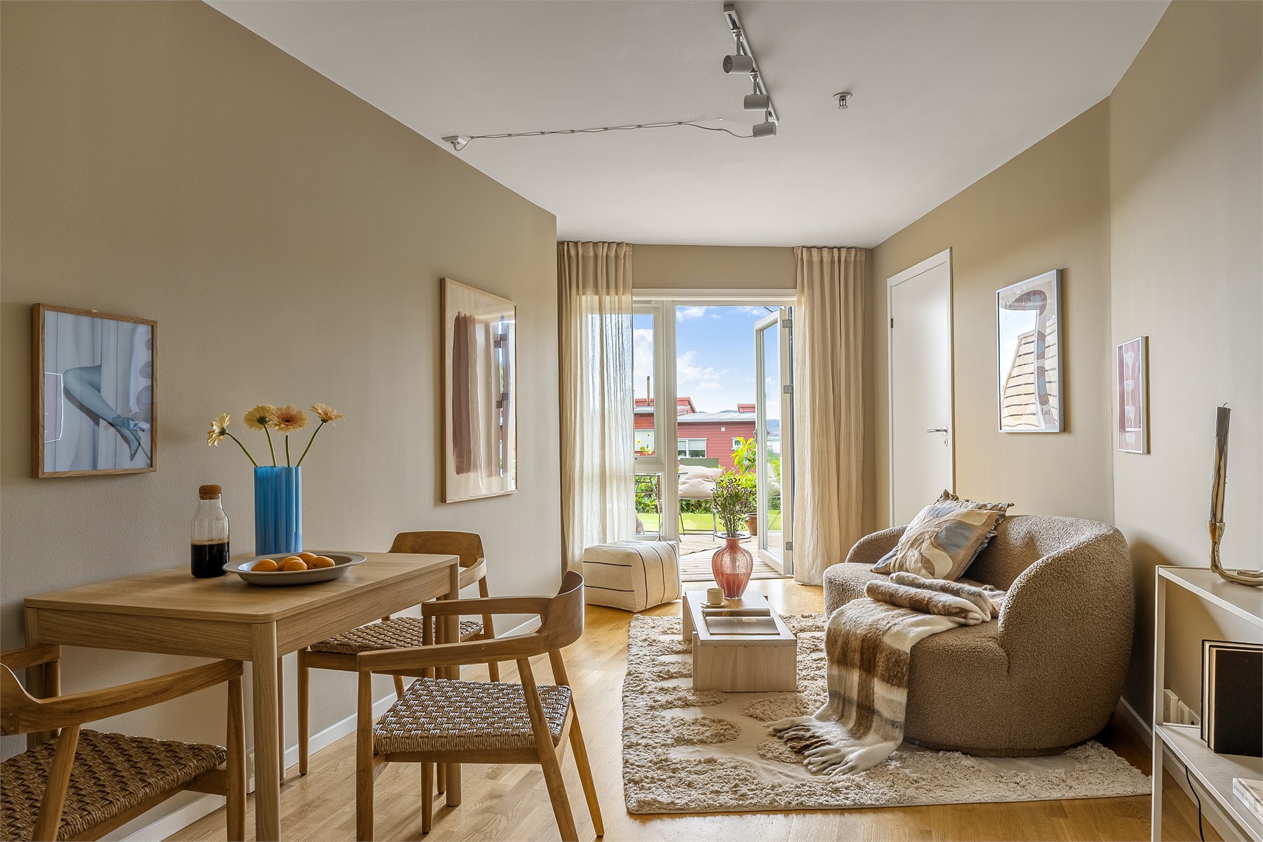 Stuen fremstår som lys og moderne med gode møbleringsmuligheter. Her er det naturlig plass til både sofagruppe og spisebord, samtidig som den direkte forbindelsen til terrassen gir oppholdsrommet en ekstra kvalitet i sommerhalvåret.