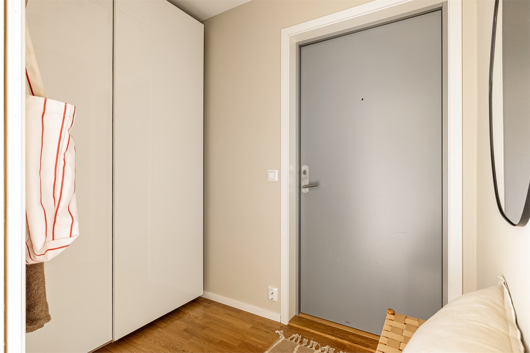 Entréen gir et ryddig og hyggelig førsteinntrykk av boligen. Her er det plass til å henge fra seg yttertøy og sette fra seg sko før man beveger seg videre inn i leiligheten.