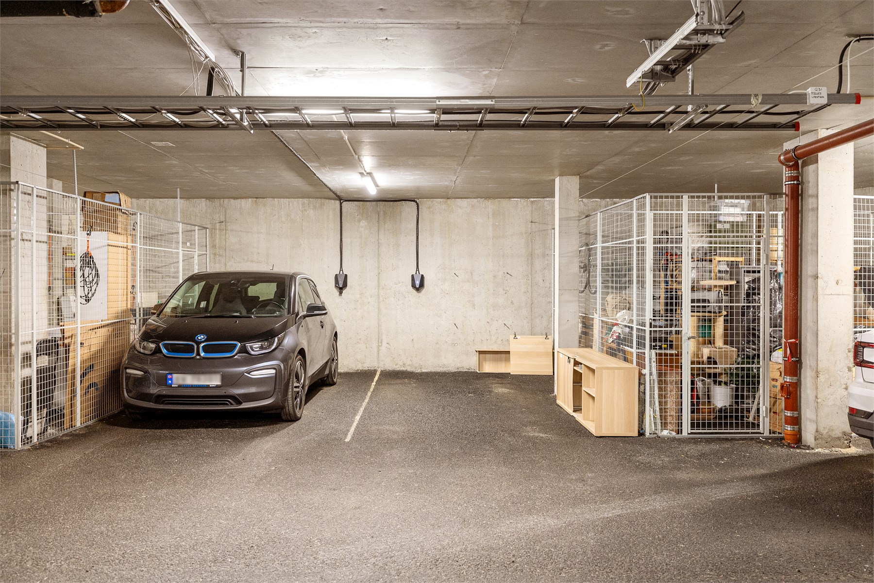 Til leiligheten medfølger fast parkeringsplass med elbillader i felles garasjeanlegg. Herfra kommer du deg enkelt og tørrskodd videre til leiligheten – en praktisk og komfortabel løsning året rundt