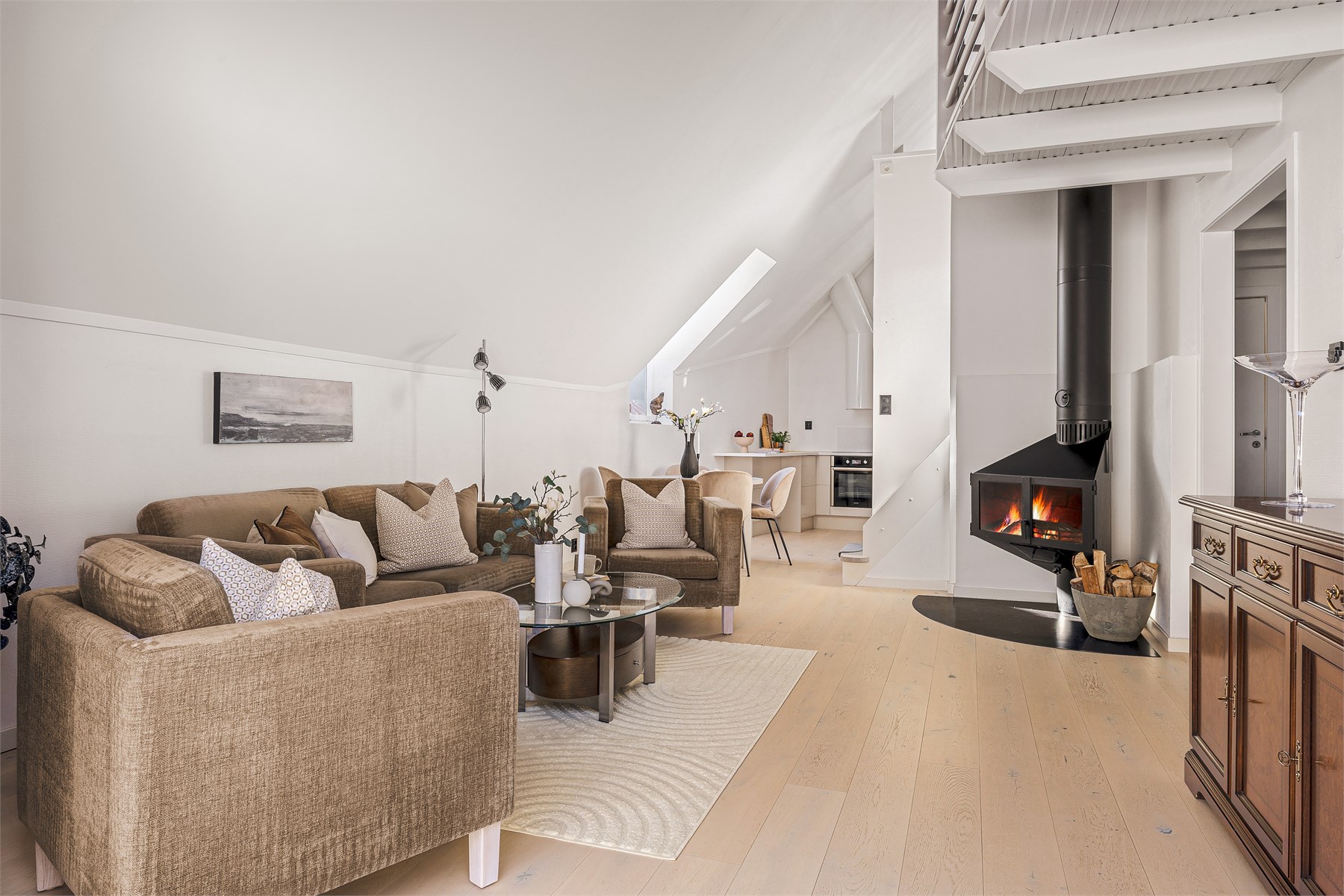 Den store stue er virkelig noe for seg selv. Inndelt i to soner, med en naturlig plassering av sittegruppe, samt spisestue. 