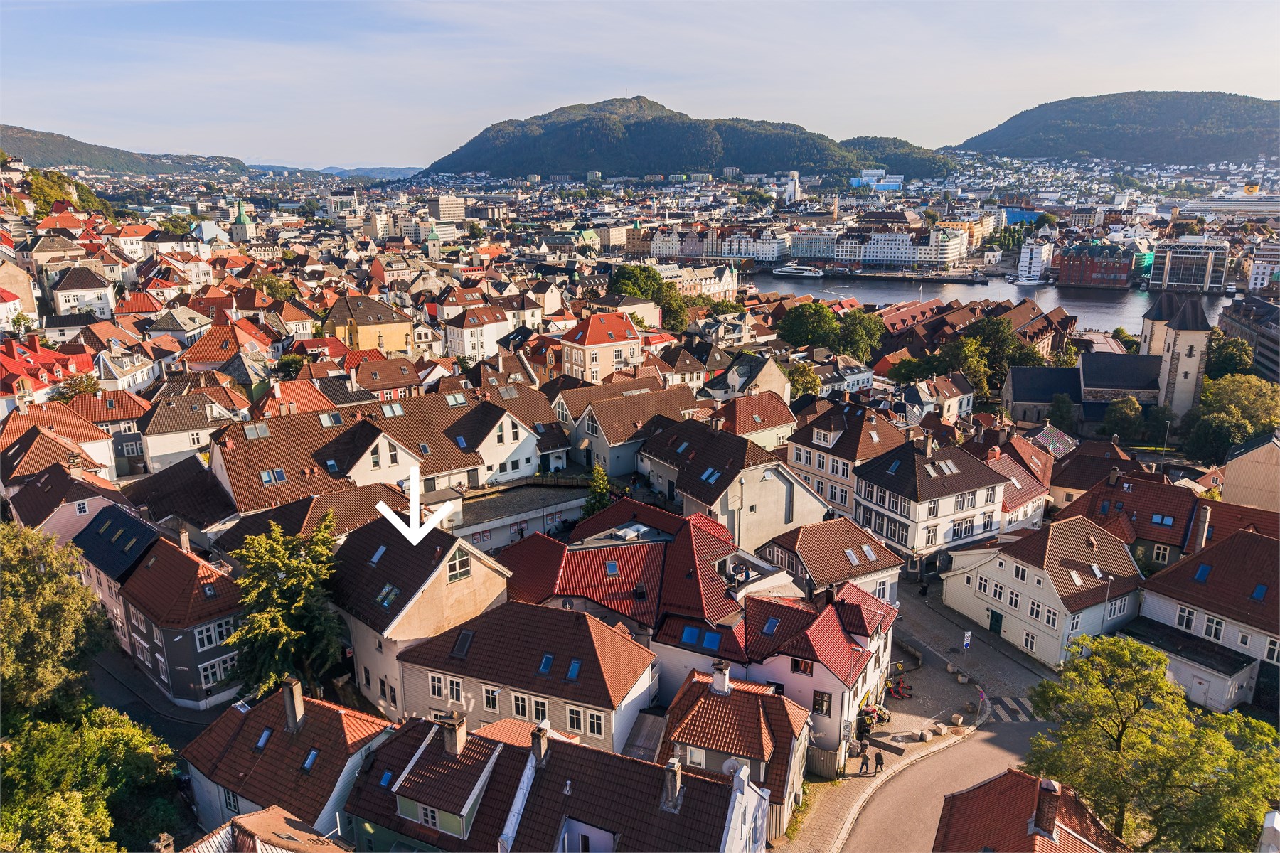Dette er en absolutt drømmeleilighet på attraktive Støletorget. Her er alt tilrettelagt med egen inngang, parkeringsavtale, heis i bygget og en prima plassering med gangavstand til både sentrum og byfjell!