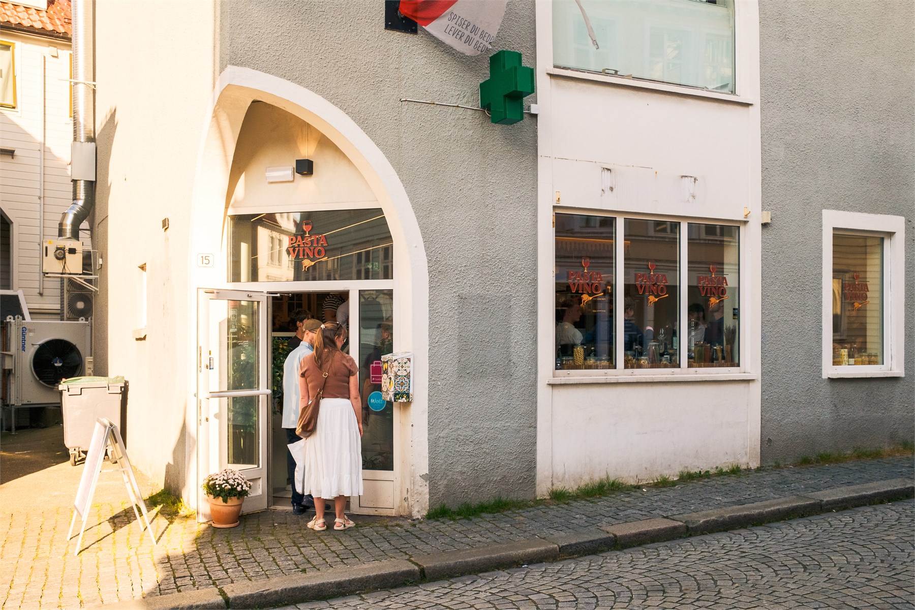 Den nyåpnede italienske restauranten Pasta Vino ligger i samme kompleks som leiligheten og er allerede blitt svært populær. De har også uteservering. 