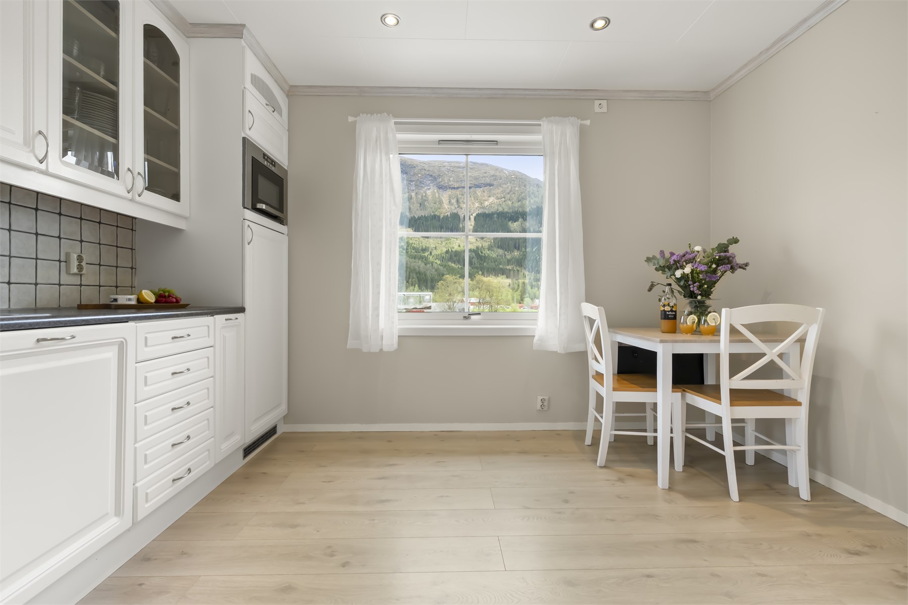 - Kjøkkenet er på 12,5m2 og har god plass til sittegruppe -