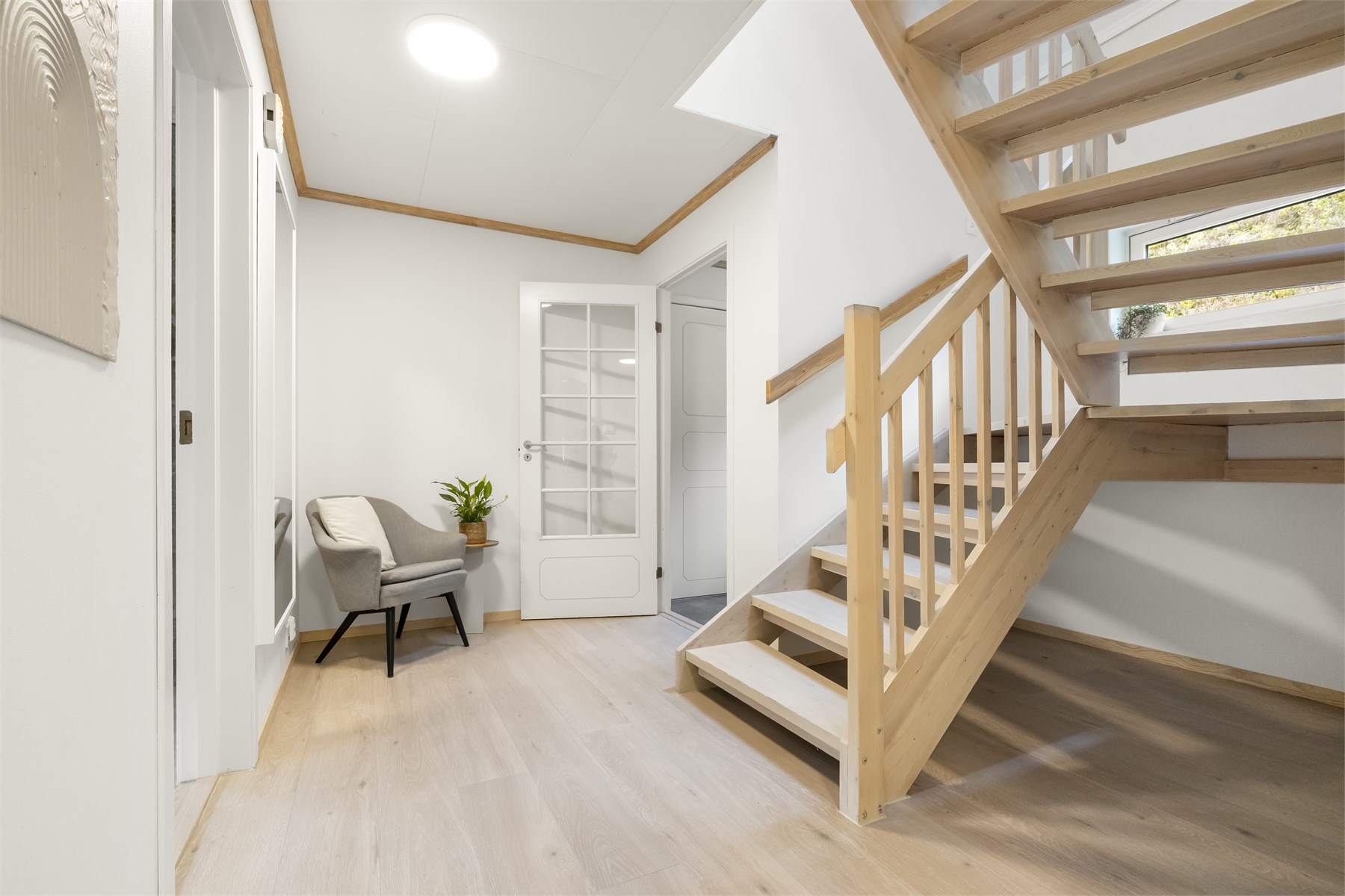 - Romlig hall fra entrè - 