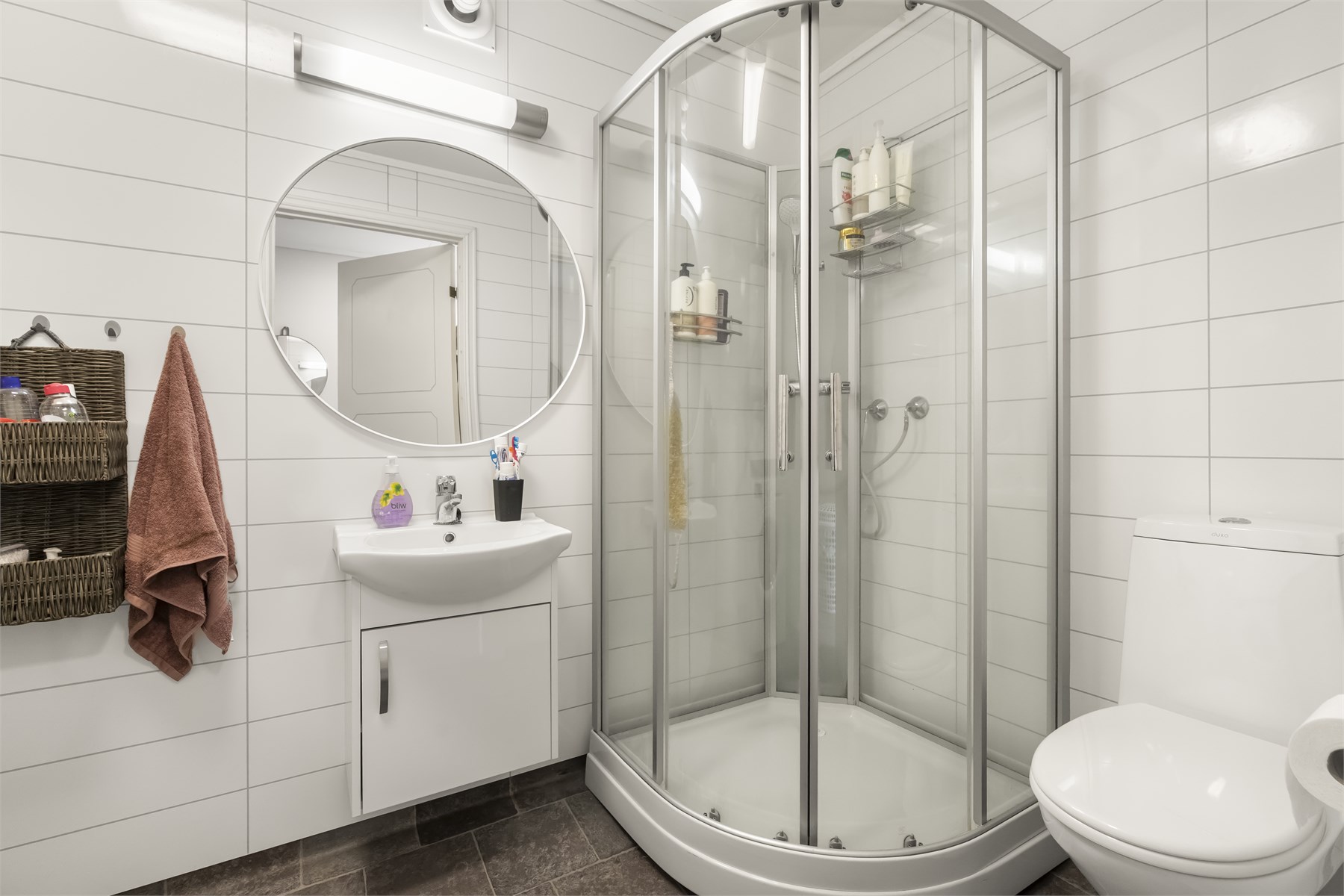 - Badet er på ca 4,5m2 og er innredet med toalett, dusjkabinett, enkel innredning med servant, speil og opplegg til vaskemaskin - 