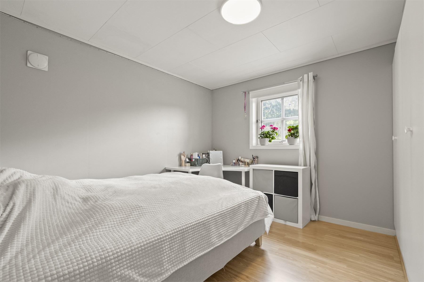- Hovedsoverom har garderobeinnredning - 