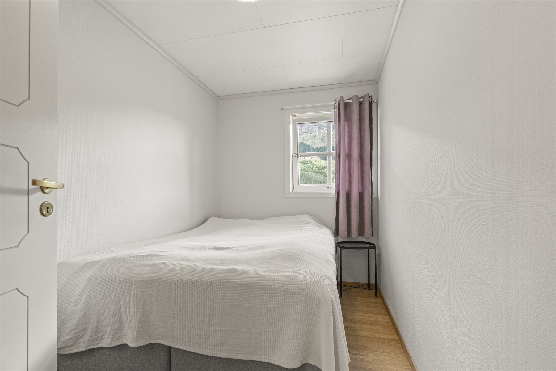 - Det er totalt to soverom i kjeller/utleiedel - 