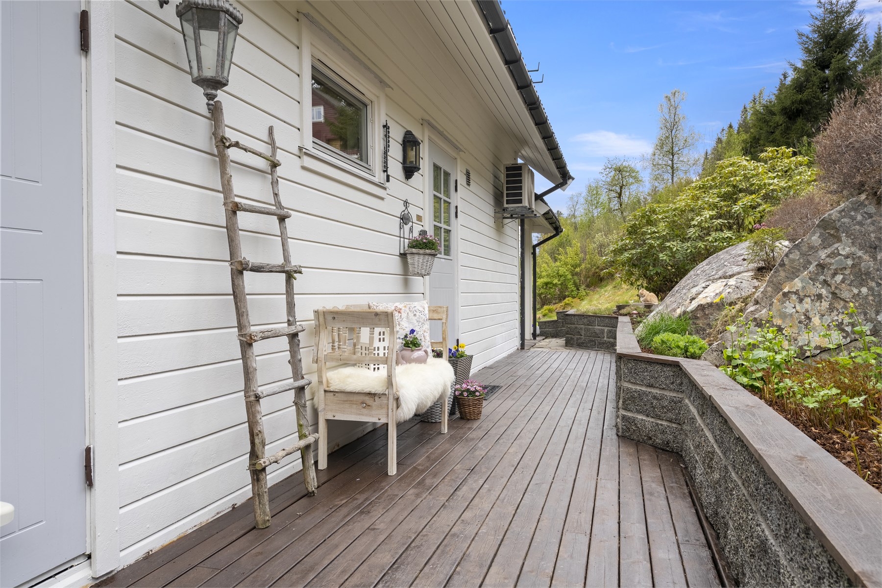 - Eiendommen har flere uteområder og sol hele året. Verandaen måler totalt 45m2 - 