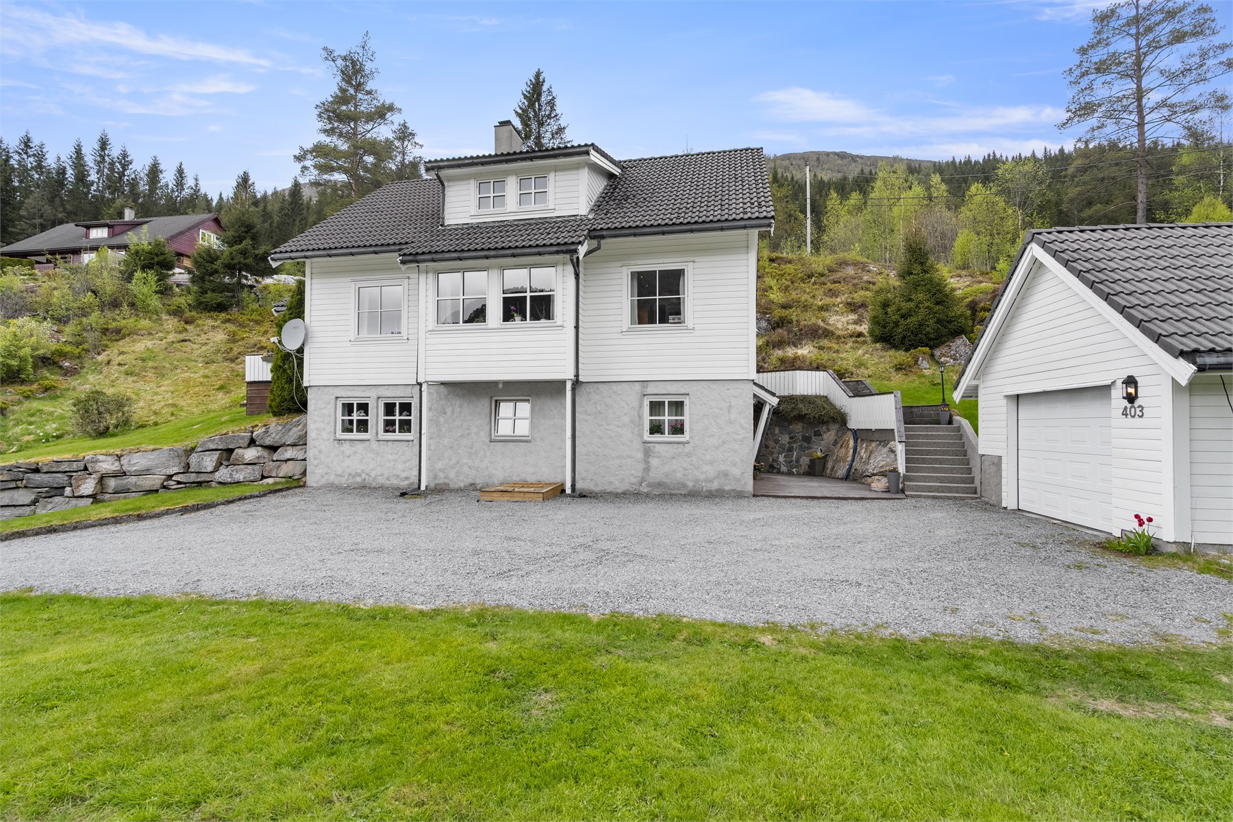 - Terrassen til kjellerleiligheten ble fornyet i 2024 og er på 15m2 - 
