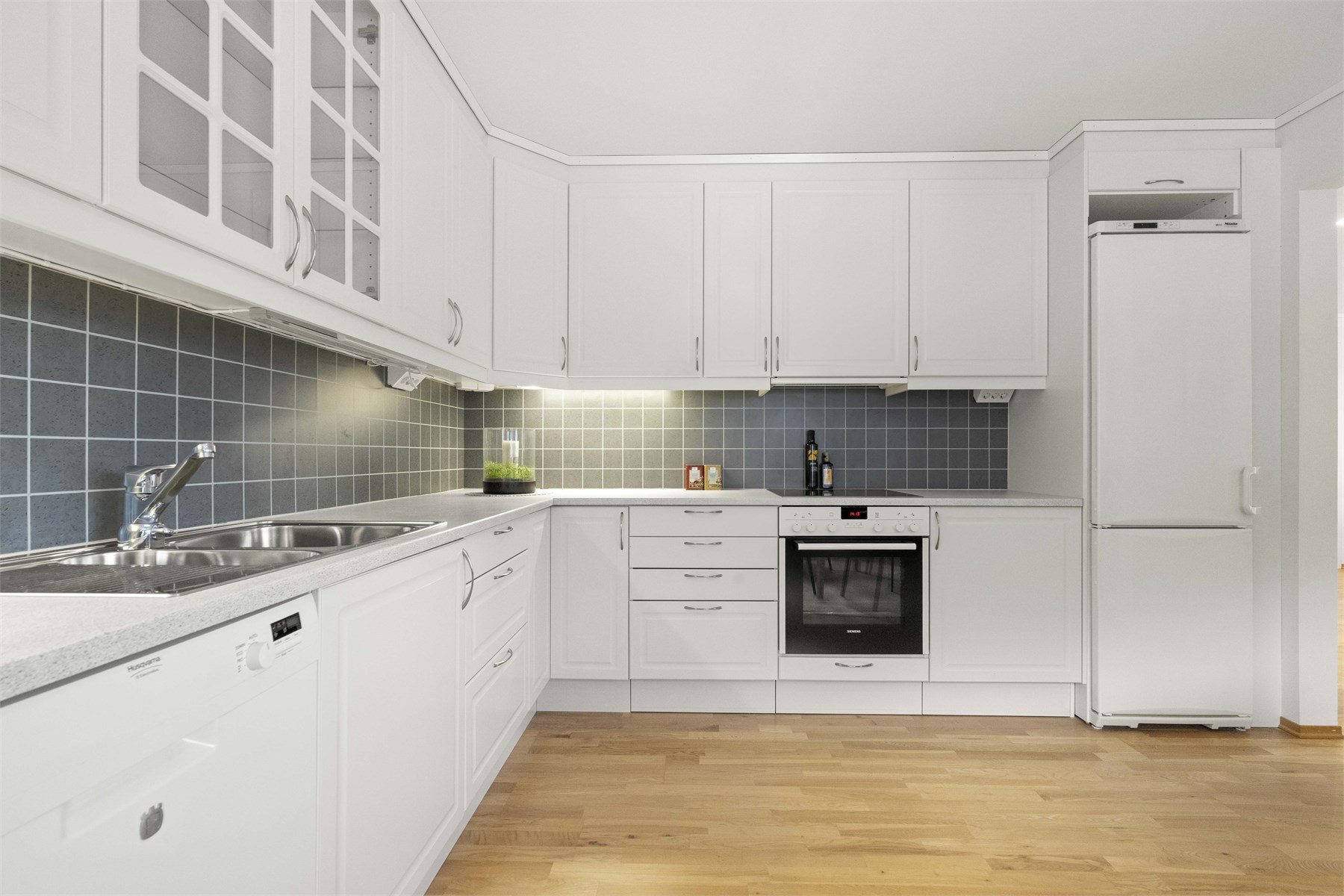 - Over benkeplaten er det montert kitchen board. Her er også belysning og praktisk stikkontakter i underkant av overskapene - 