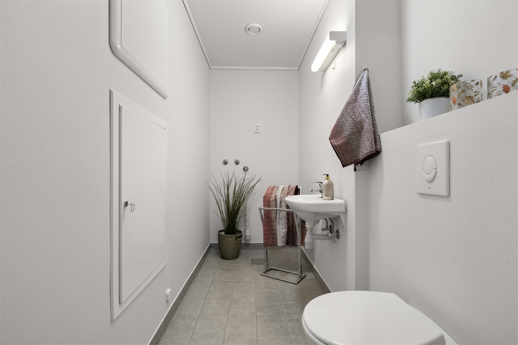 - Vaskerommet har også toalett og servant. Leiligheten har rør-i-rør system og balansert ventilasjon -