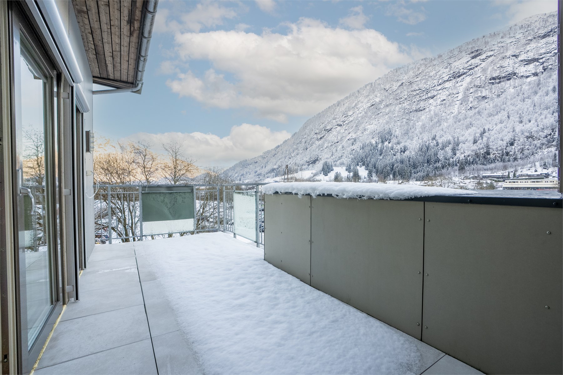 - Fra stue er det flislagt balkong på ca 15m² - 