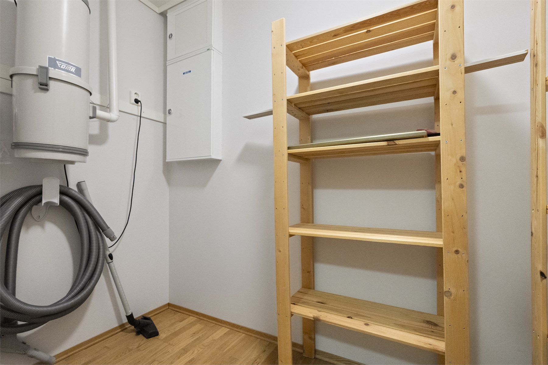 - Innvendig bod på ca 5m². Det er også bod i garasjeanlegg på 5m² -