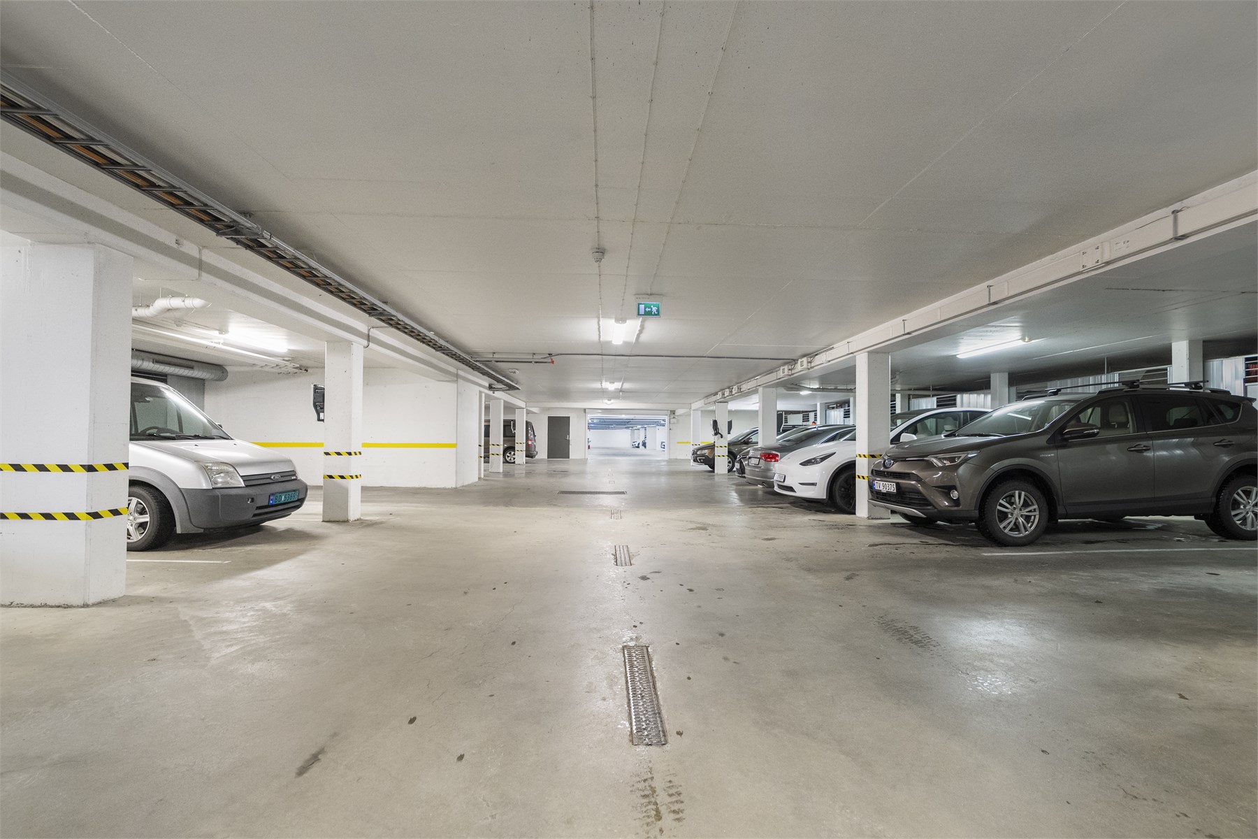 - Leiligheten har fast parkeringsplass i kjeller. Her kan du gå tørrskodd fra bilen - 