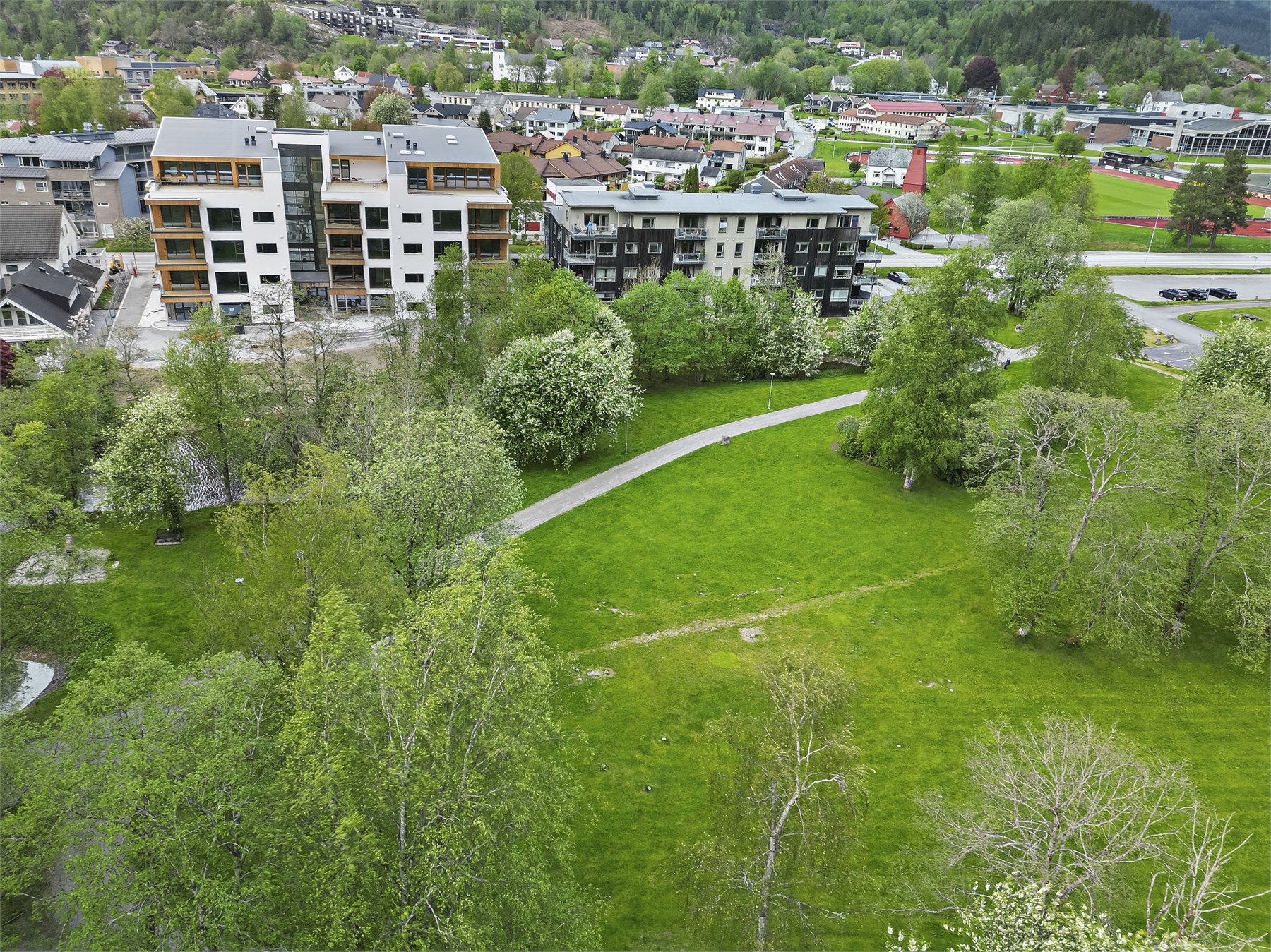- Leiligheten er vendt mot parkområde og Jølstra - 