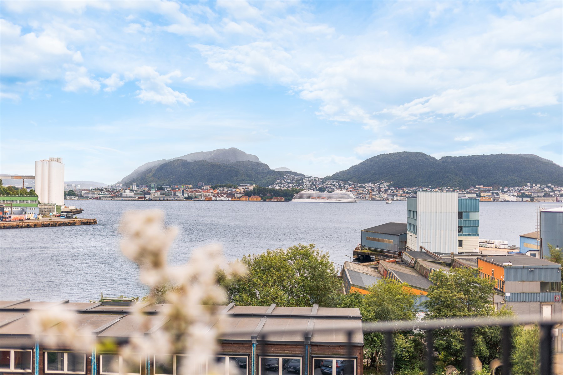 Innseilingen til Bergen via Byfjorden og inn mot Vågen er historisk, storslått og sentral for byens identitet. Her kan man følge med på både Cruisetrafikken, og de ivrige kajakkpadlerne som utfolder seg i det maritime nærområdet.
