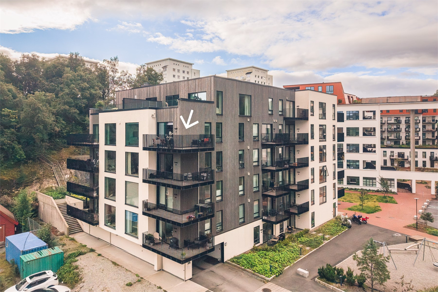 Leiligheten og balkongen er plassert i byggets nest øverste etasje.