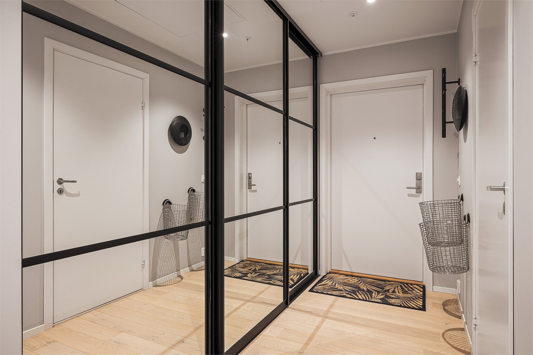 Leilighetens inngangsparti tar deg vel imot etter en lang dag på farten, og med en garderobe på denne størrelsen er det enkelt å holde gangen ryddig til enhver tid.