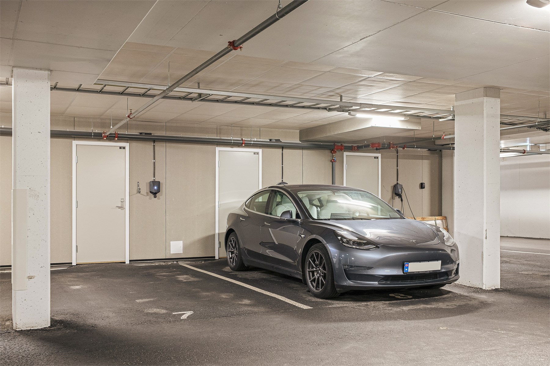 Leiligheten selges med fast parkeringsplass i lukket anlegg, plassen er utstyrt med el.bil lader. Bak plassen er boden plassert, hvilket gjør det enkelt de gangene man skal ha med ski eller annet utstyr inn og ut av bilen.