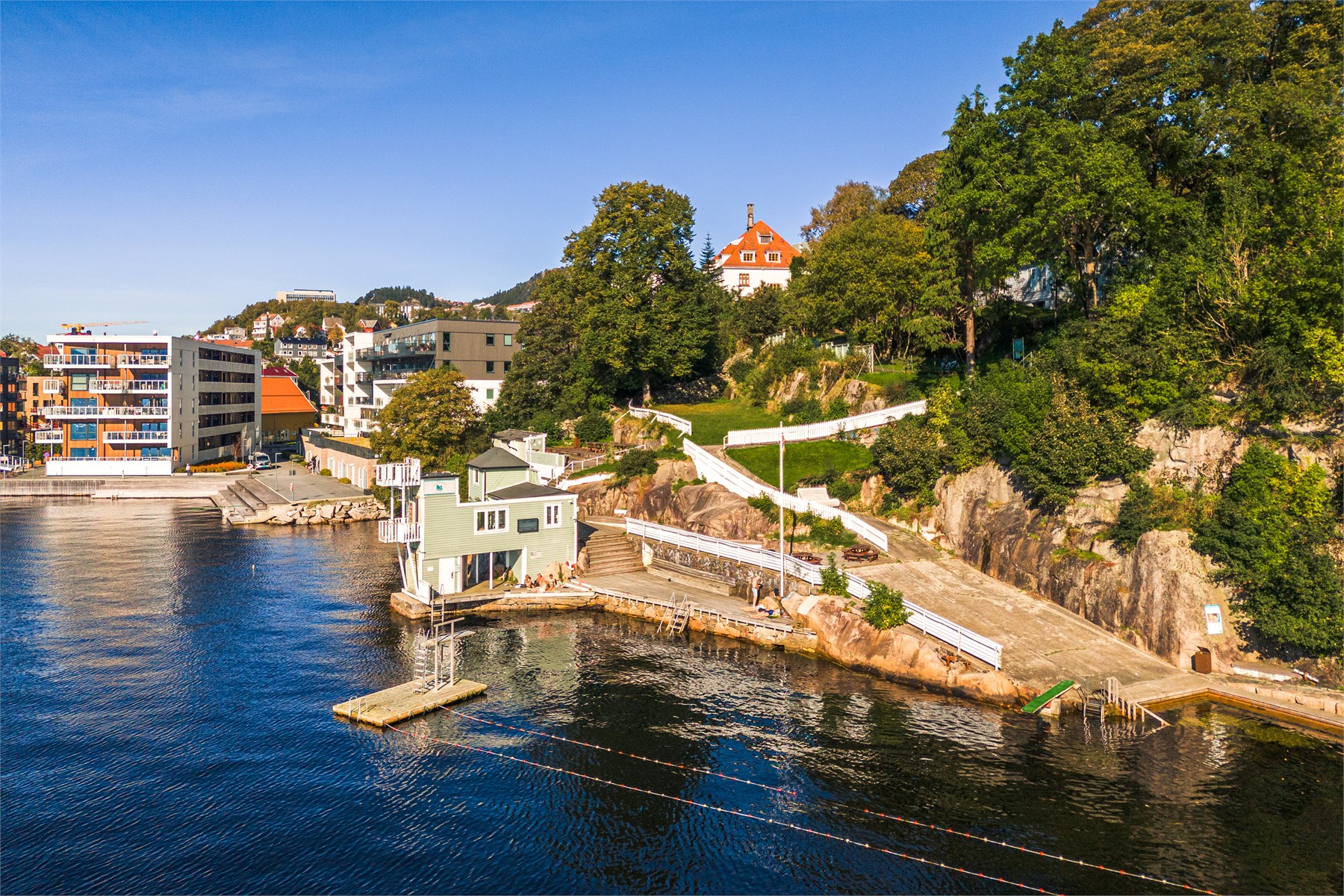 Sandviken sjøbad i Nyhavn, rett nedenfor Gamle Bergen, er et annet alternativ til badeplass en deilig sommersdag. 