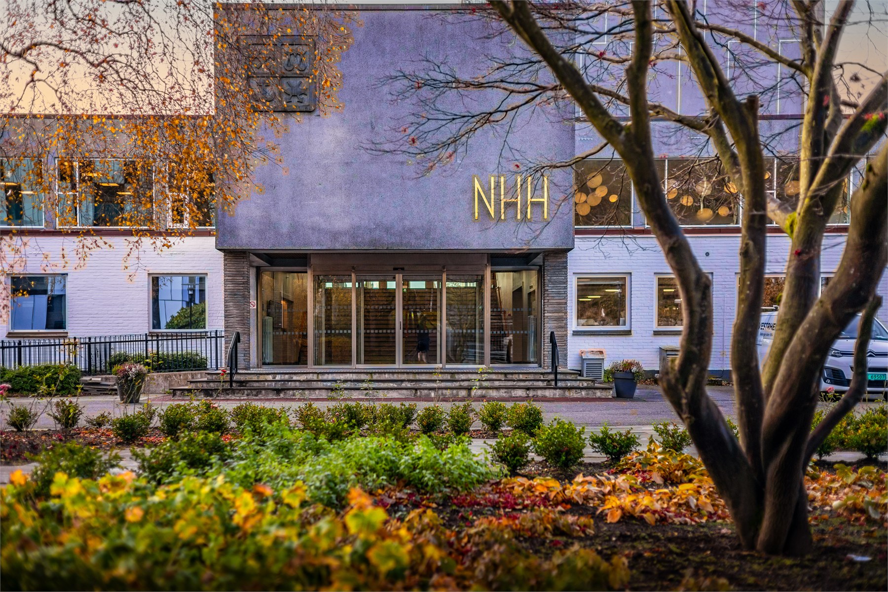Leiligheten har også kort gangavstand til Norges Handelshøyskole. Ønsker man å plukke med seg middag hjem er nærliggende Sushi Room eller Pizzabakeren Sandviken fine alternativer i nærområdet.