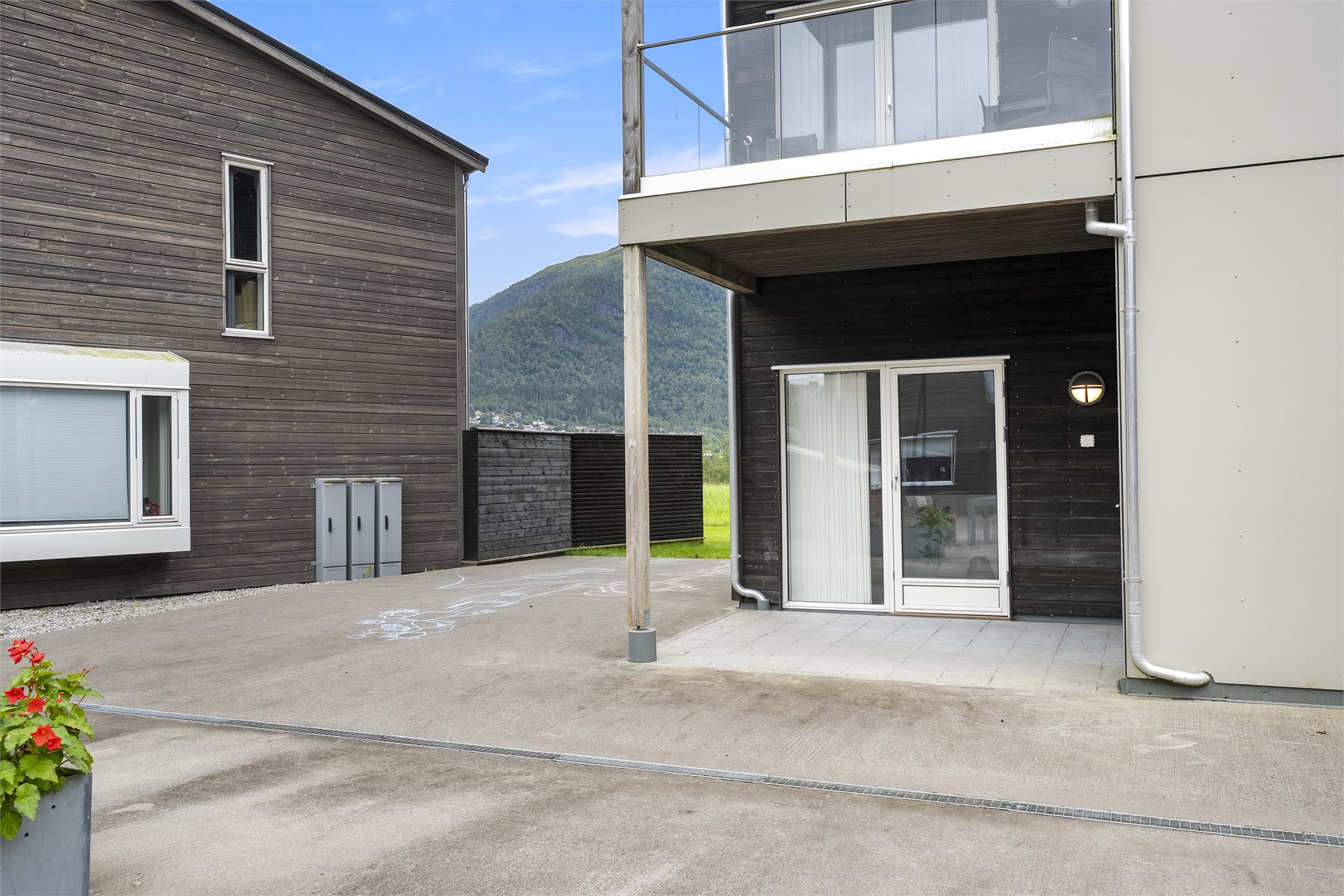 - Fra stue er det utgang til overbygd terrasse på 7,7m2 samt bod på ca 2m2 -