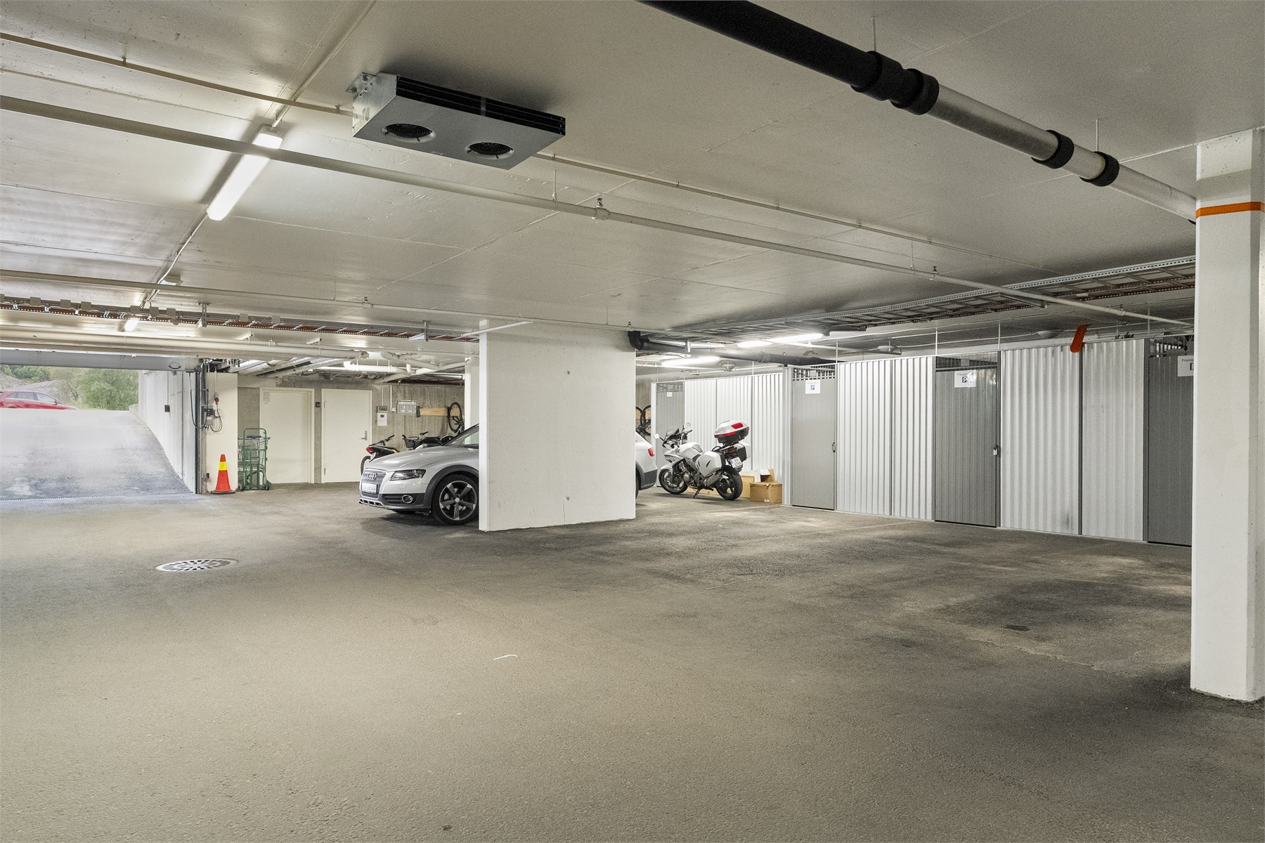 - Leiligheten disponerer en garasjeplass i kjeller samt ekstern bod - 