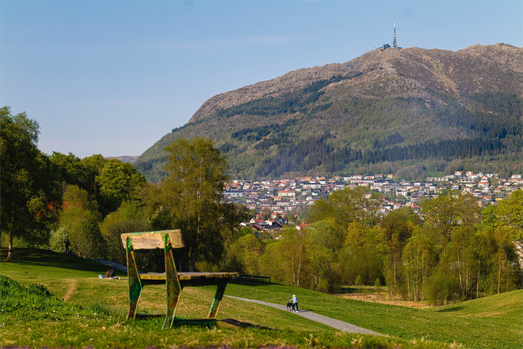 Like over veien har du populære Storetveitmarken med sine 150 mål med friluftsområde og Tveitevannet en kort spasertur unna.