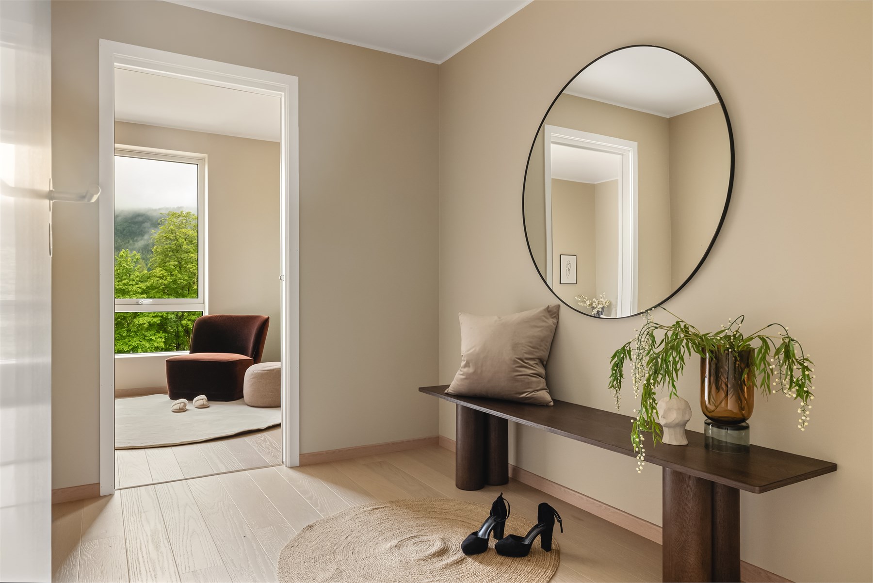 På vei inn til hovedsoverommet er det mellomgang med plass til å innrede med garderobe.
