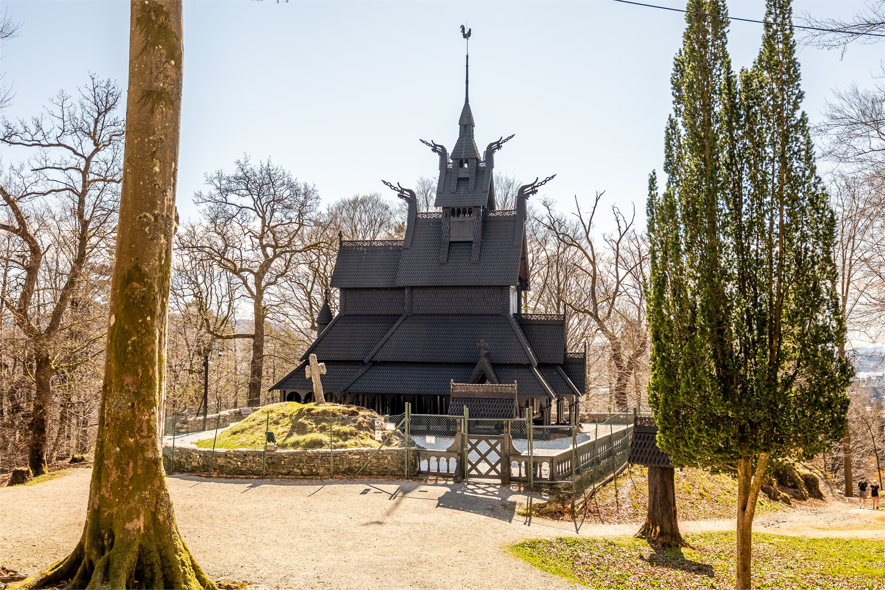 Fantoft stavkirke er et populært utfartssted med unik arkitektur og naturskjønne omgivelser.