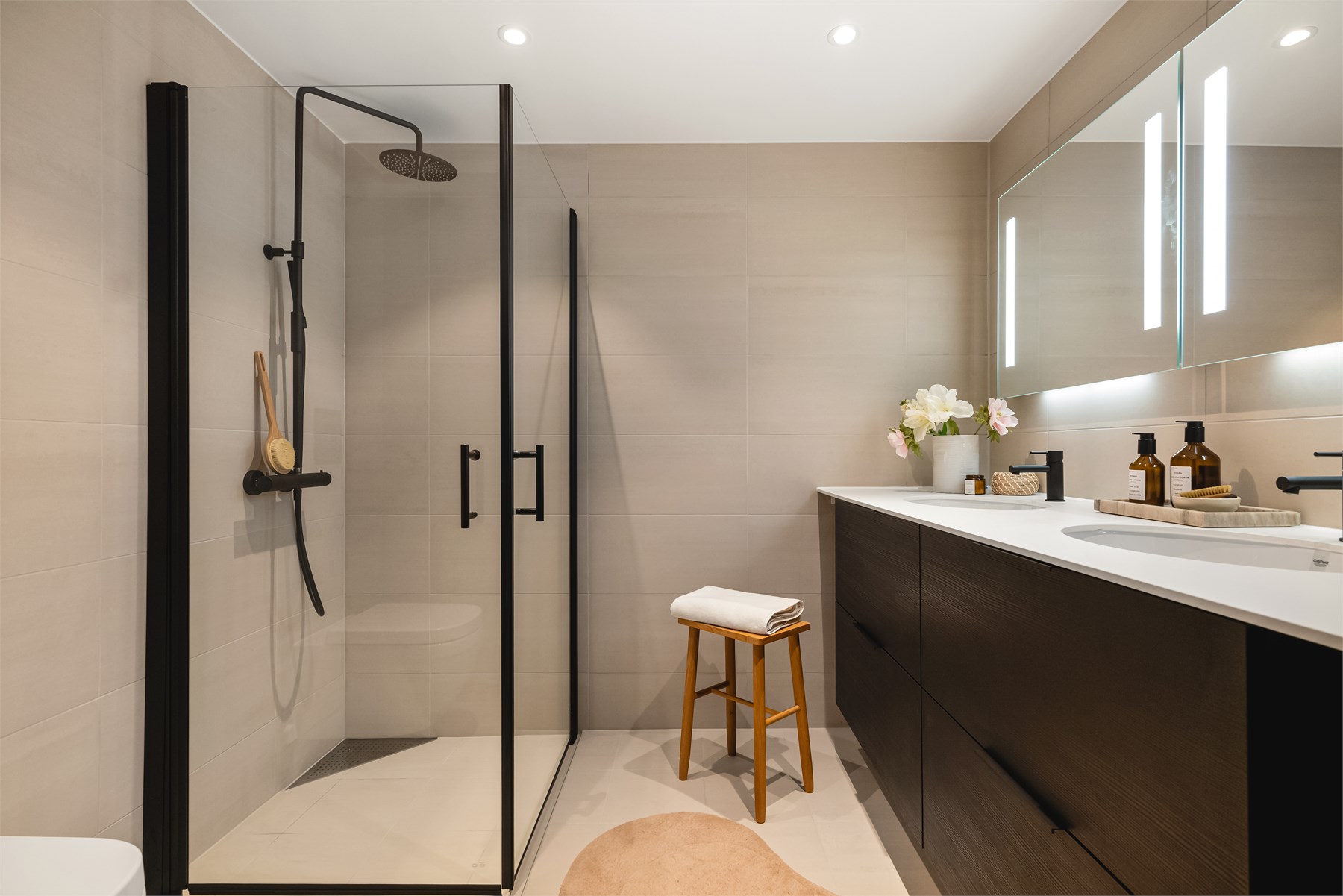 Ett av leilighetens to bad er tilknyttet "master bedroom". Din egen lille suite.