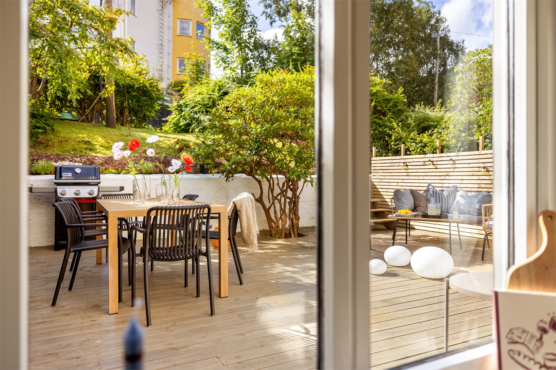 Utearealet byr på mange muligheter og er en sjelden luksus for en sentrumsnær leilighet. Terrassebordene er ny fra 2025. 