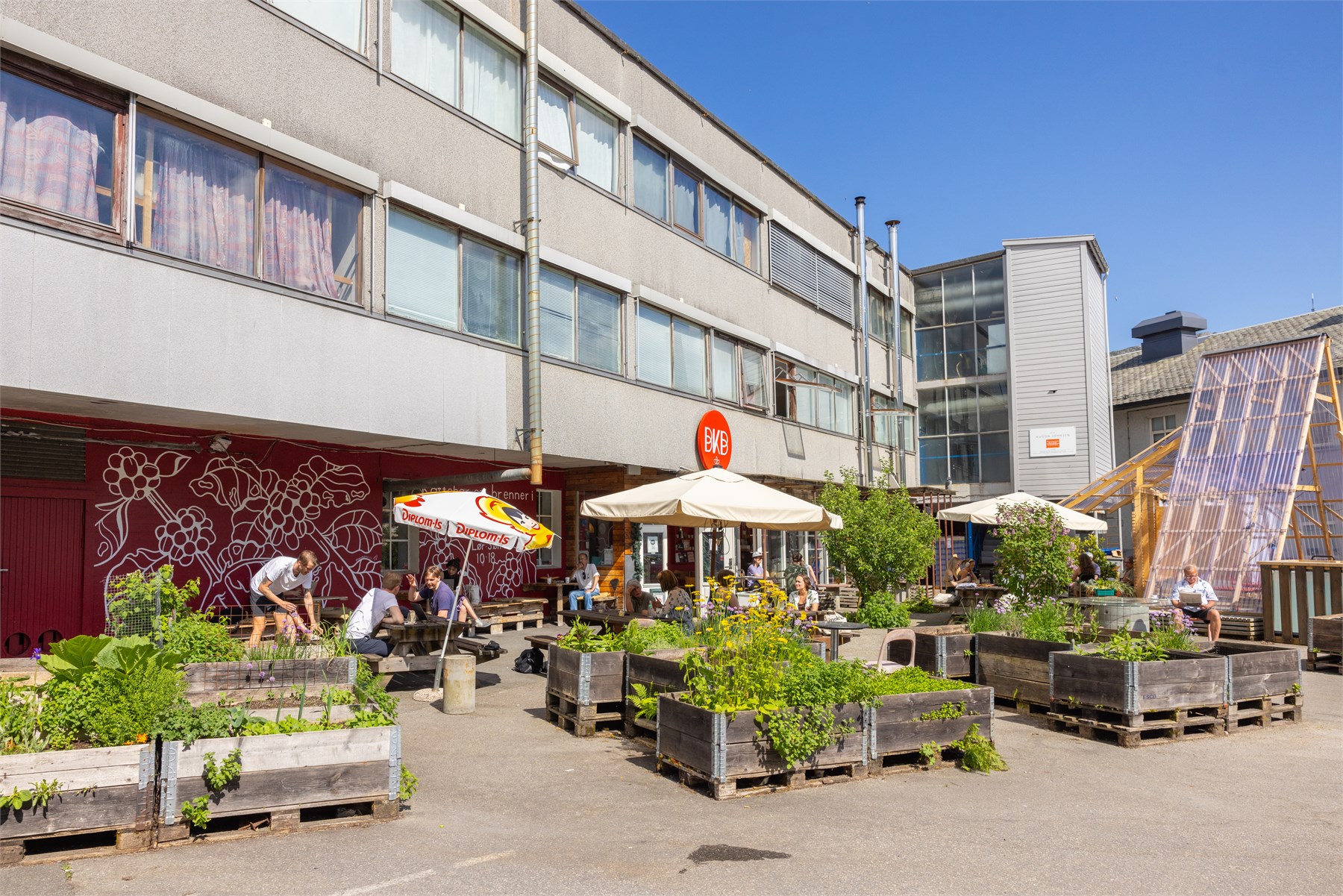 Den sentrale plasseringen er særlig attraktiv for studenter og unge voksne, med kort vei til flere av byens største utdanningsinstitusjoner og et godt utvalg av sosiale møteplasser. 