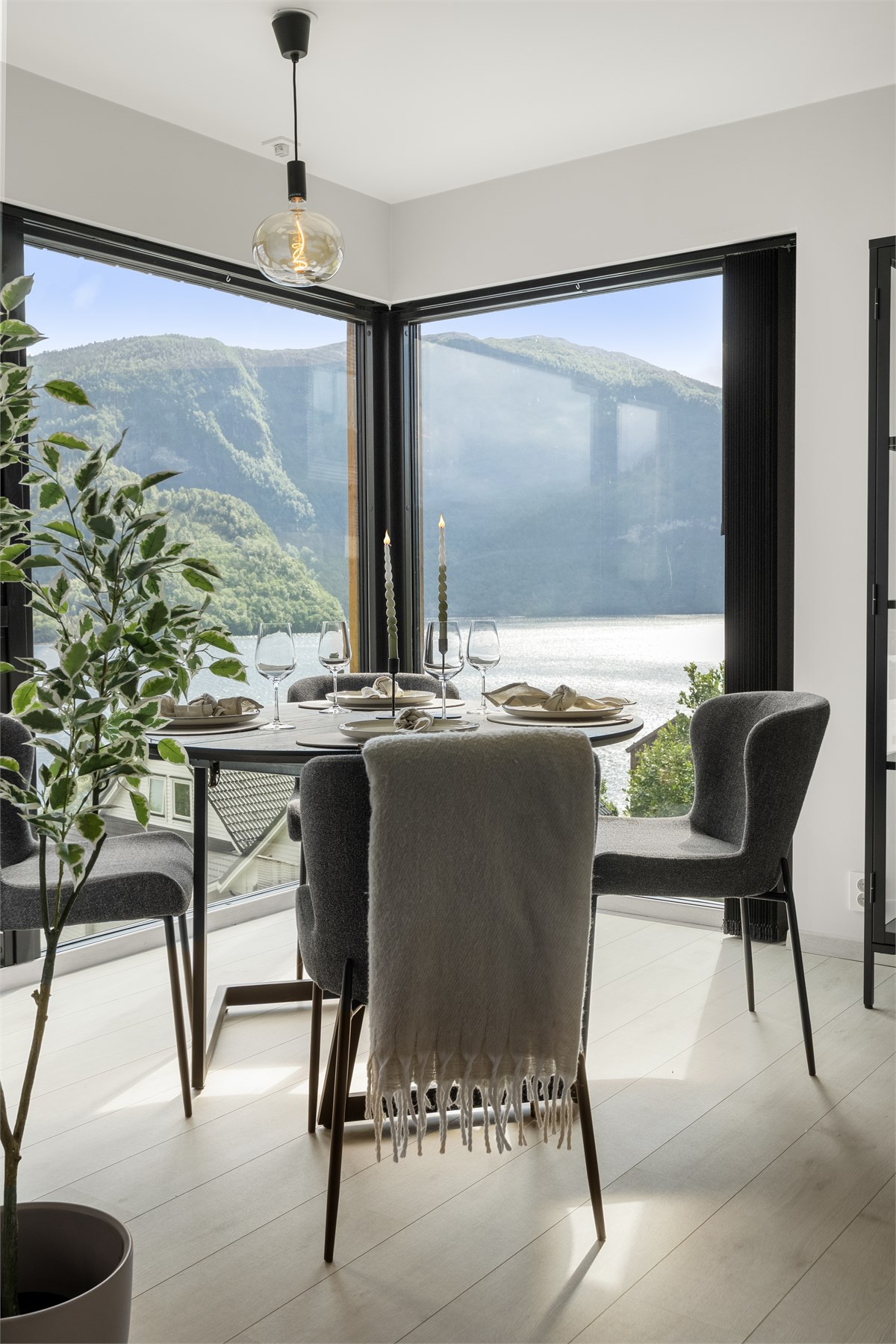 - Her kan man nyte et deilig måltid med utsikt over fjorden - 