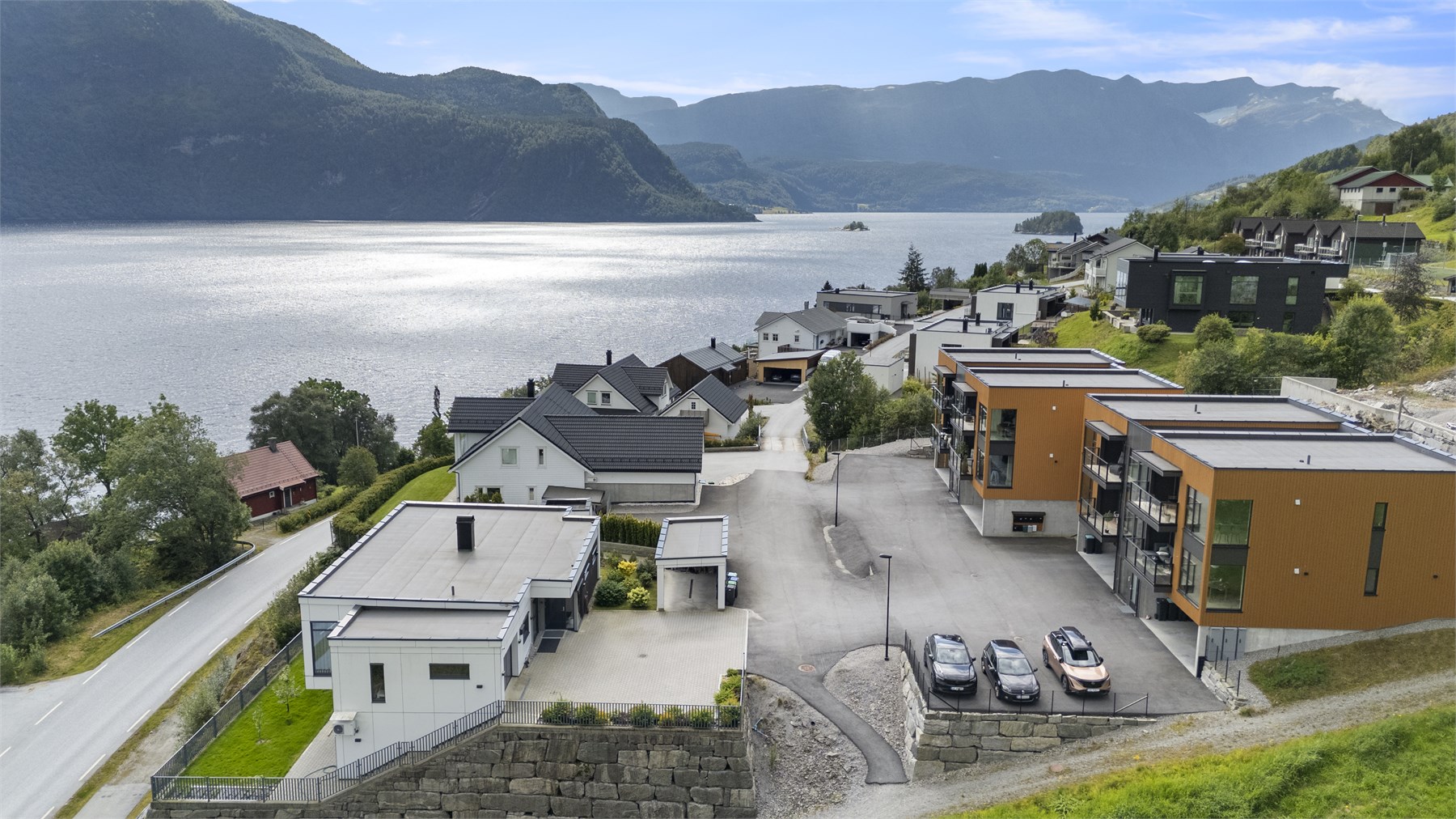 - Naustdal gjør det mulig å leve et moderne liv samtidig som man har nærhet til fjorden og talløse fjelltopper -