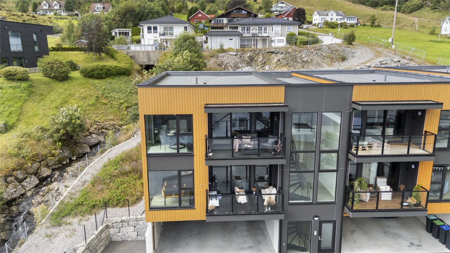 - Det er to parkeringsplasser i carport med el-billader -