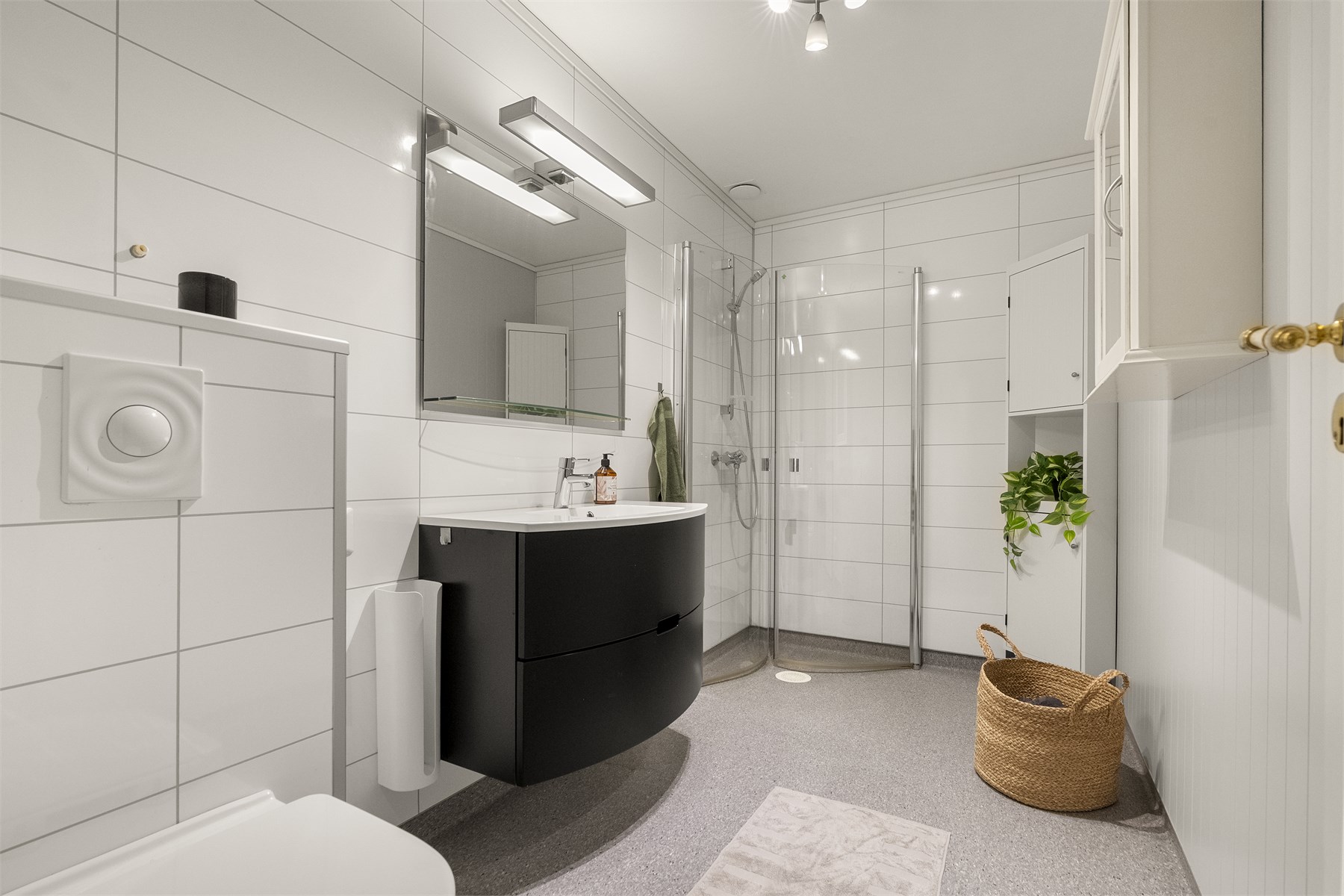 - Badet er oppgradert i nyere tid. Det er belegg på gulv og baderomsplater på vegg - 